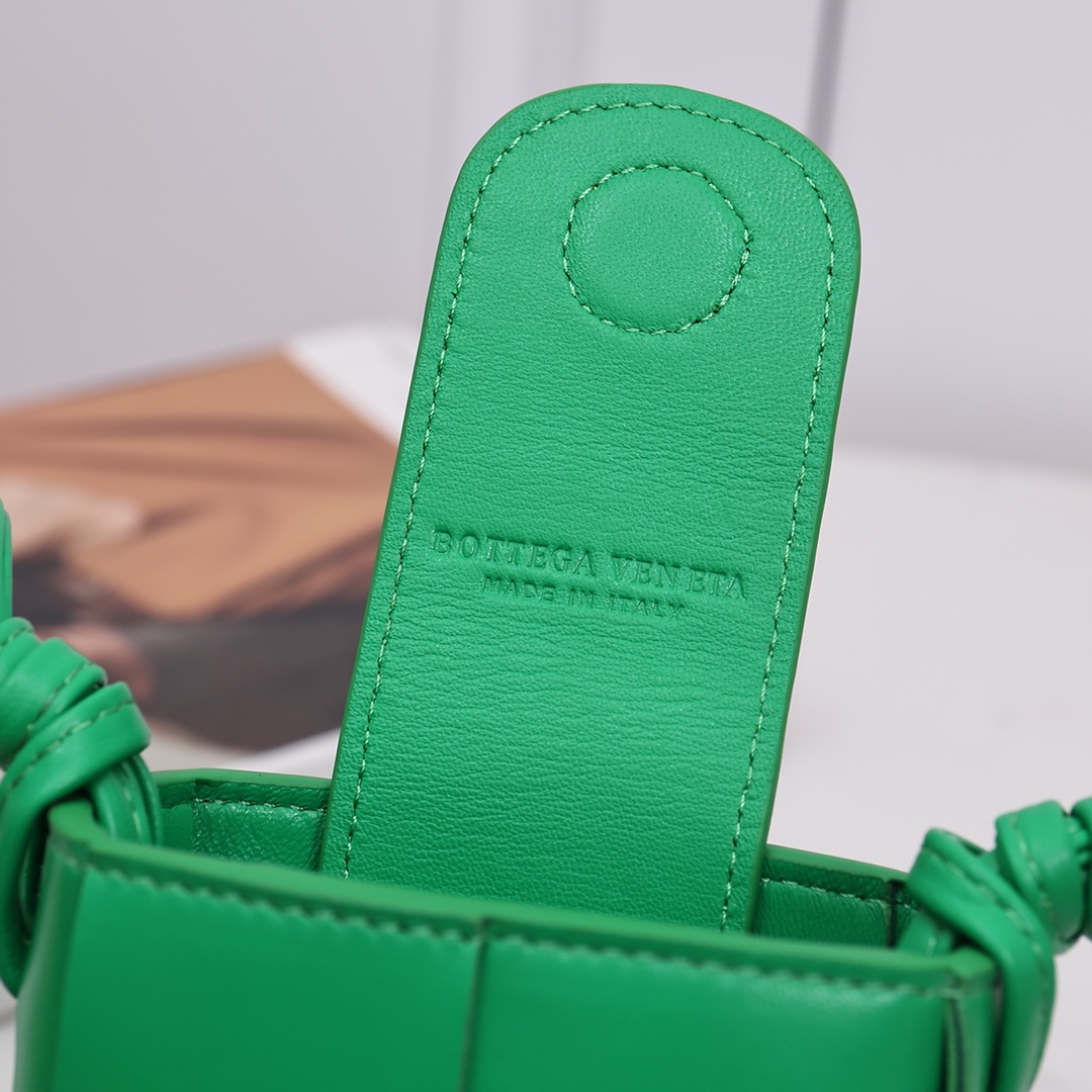 Bottega Veneta Phone Pouch - FashionPlug