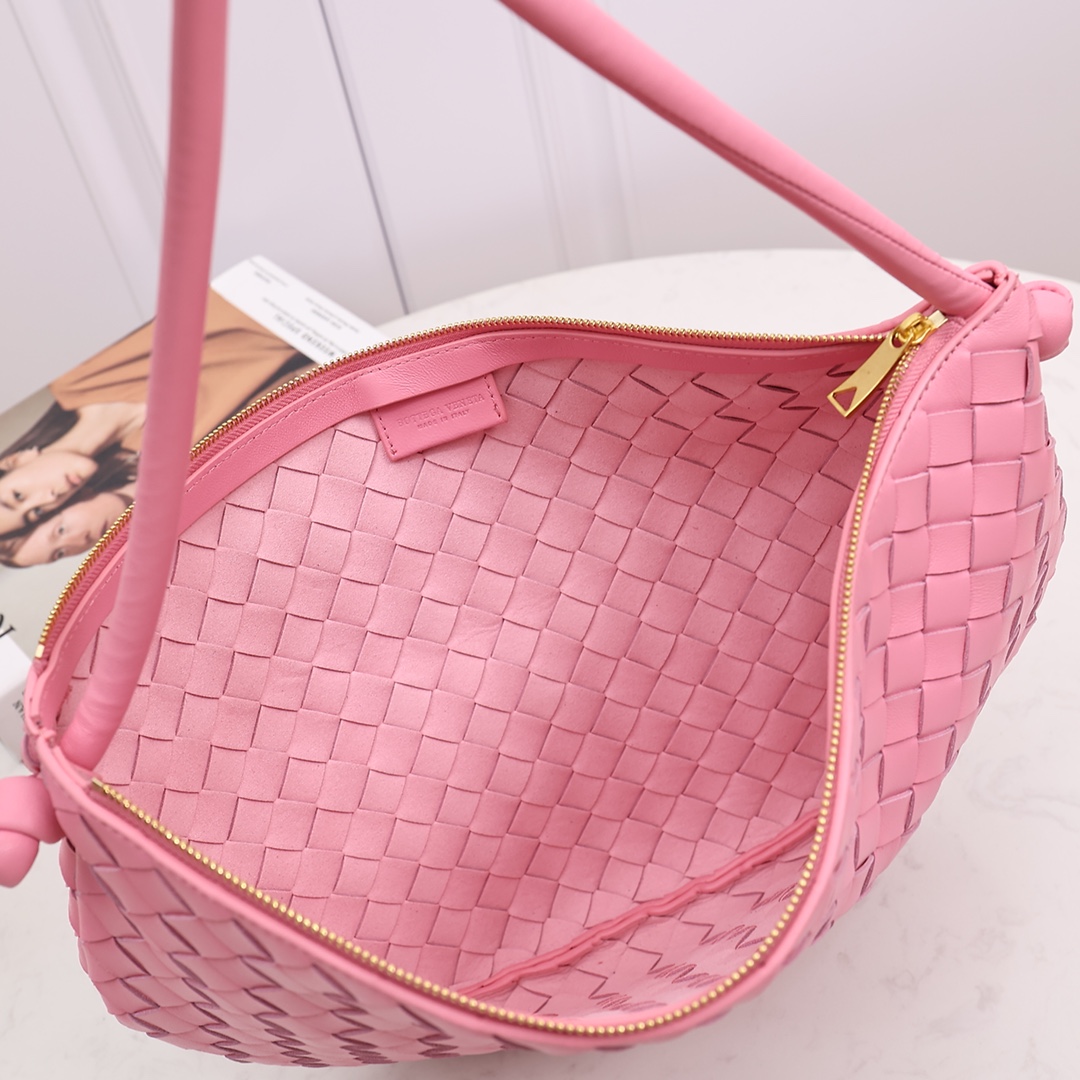Bottega Veneta Medium Turn Pouch - FashionPlug