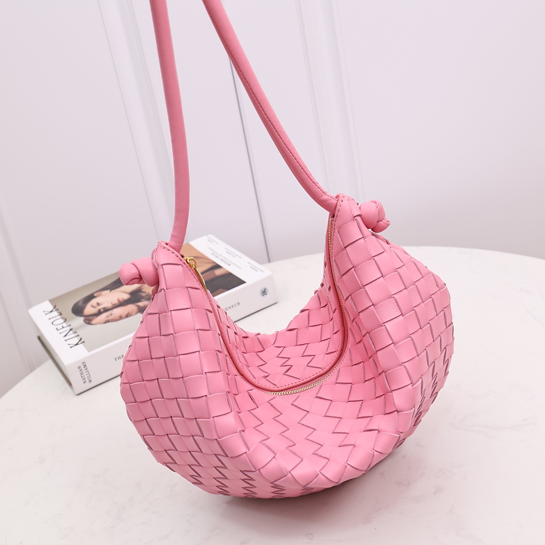 Bottega Veneta Medium Turn Pouch - FashionPlug