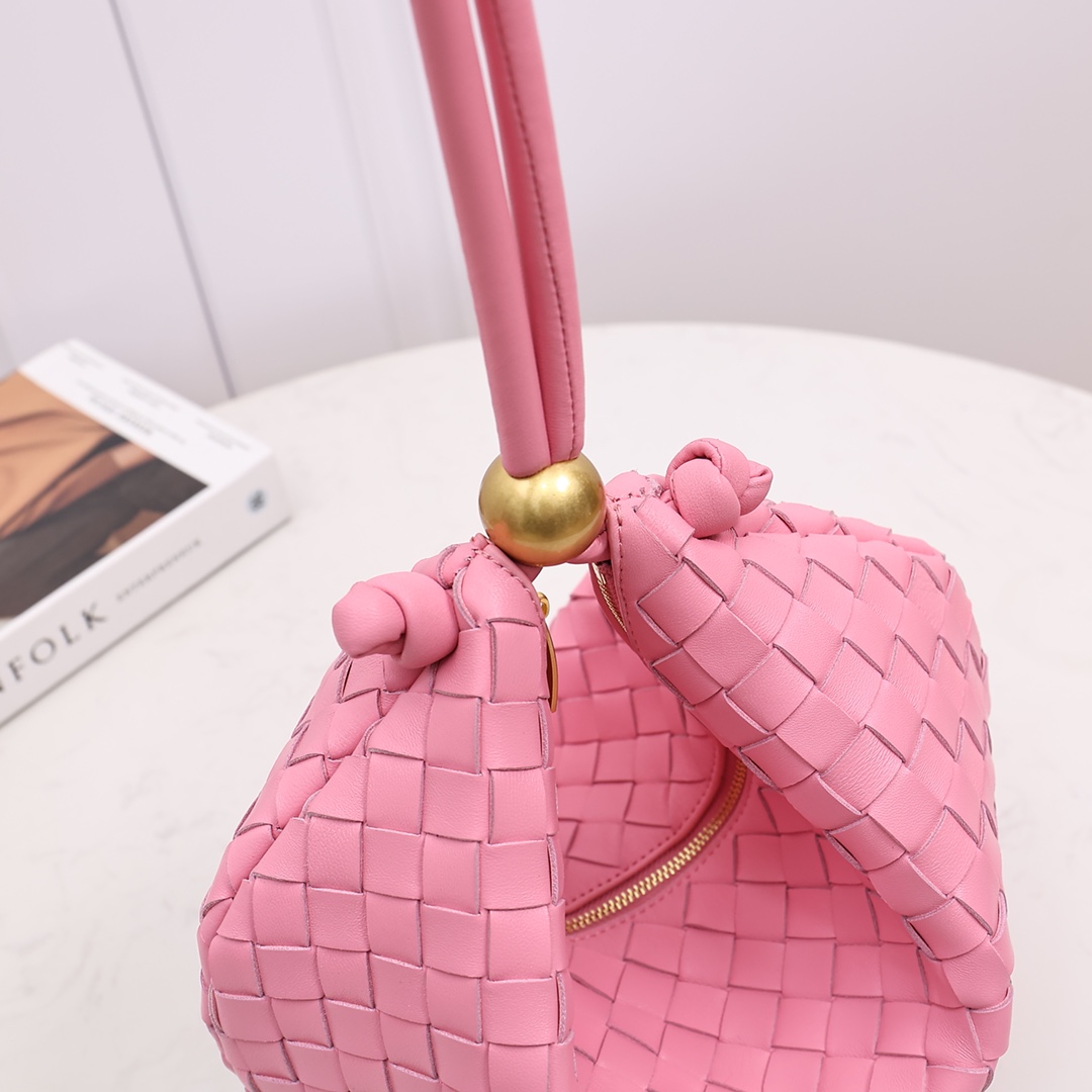 Bottega Veneta Medium Turn Pouch - FashionPlug