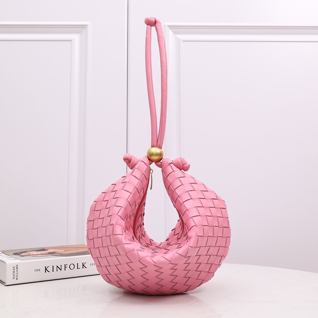 Bottega Veneta Medium Turn Pouch - FashionPlug