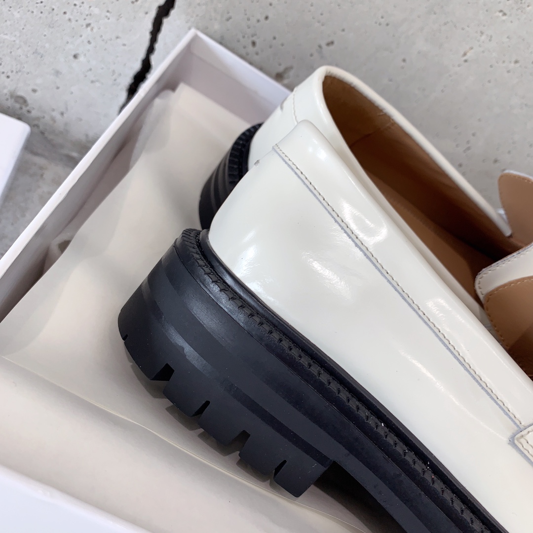 Maison Margiela Tabi Loafers - FashionPlug