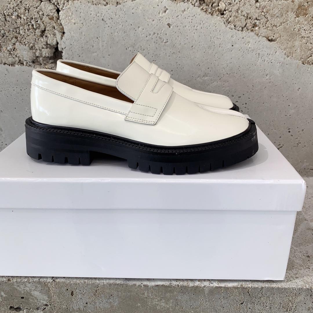 Maison Margiela Tabi Loafers - FashionPlug