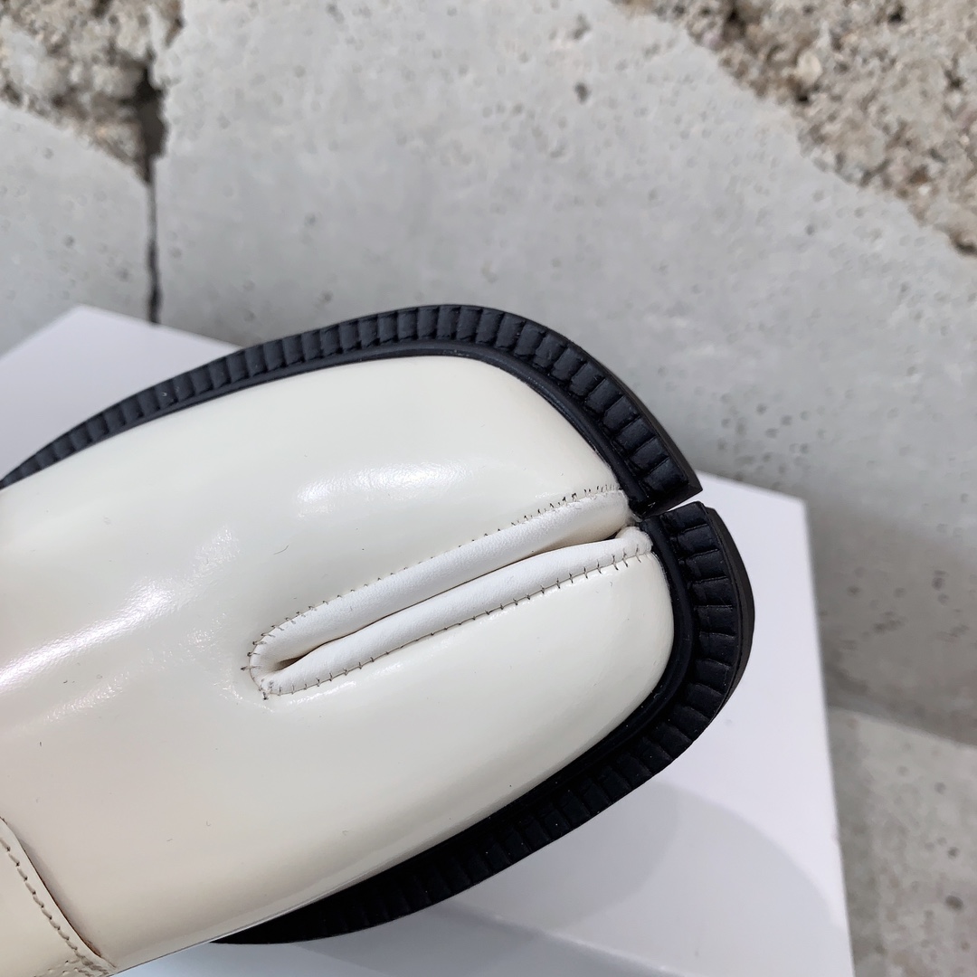 Maison Margiela Tabi Lace-Ups Loafers - FashionPlug