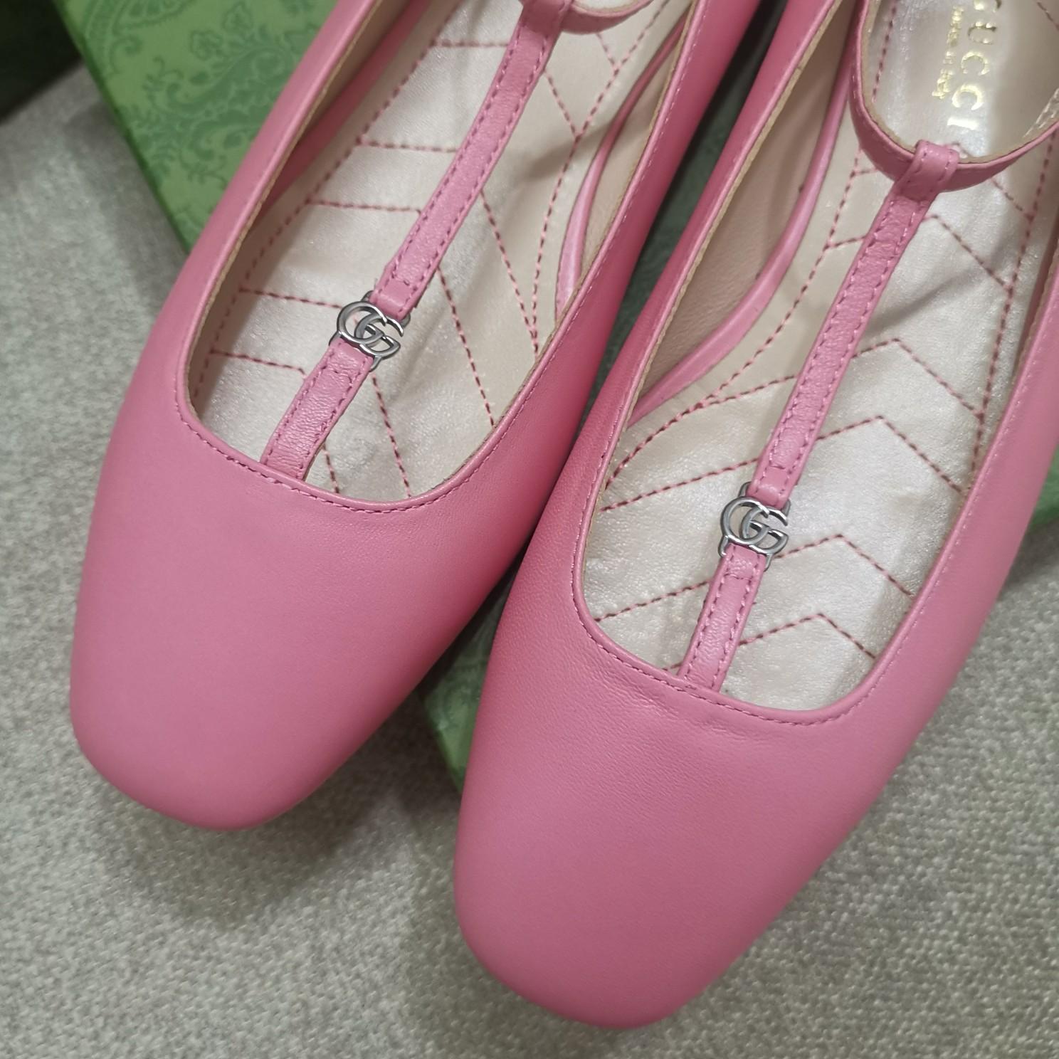 Gucci Women's Ballet Flat With Double G - FashionPlug