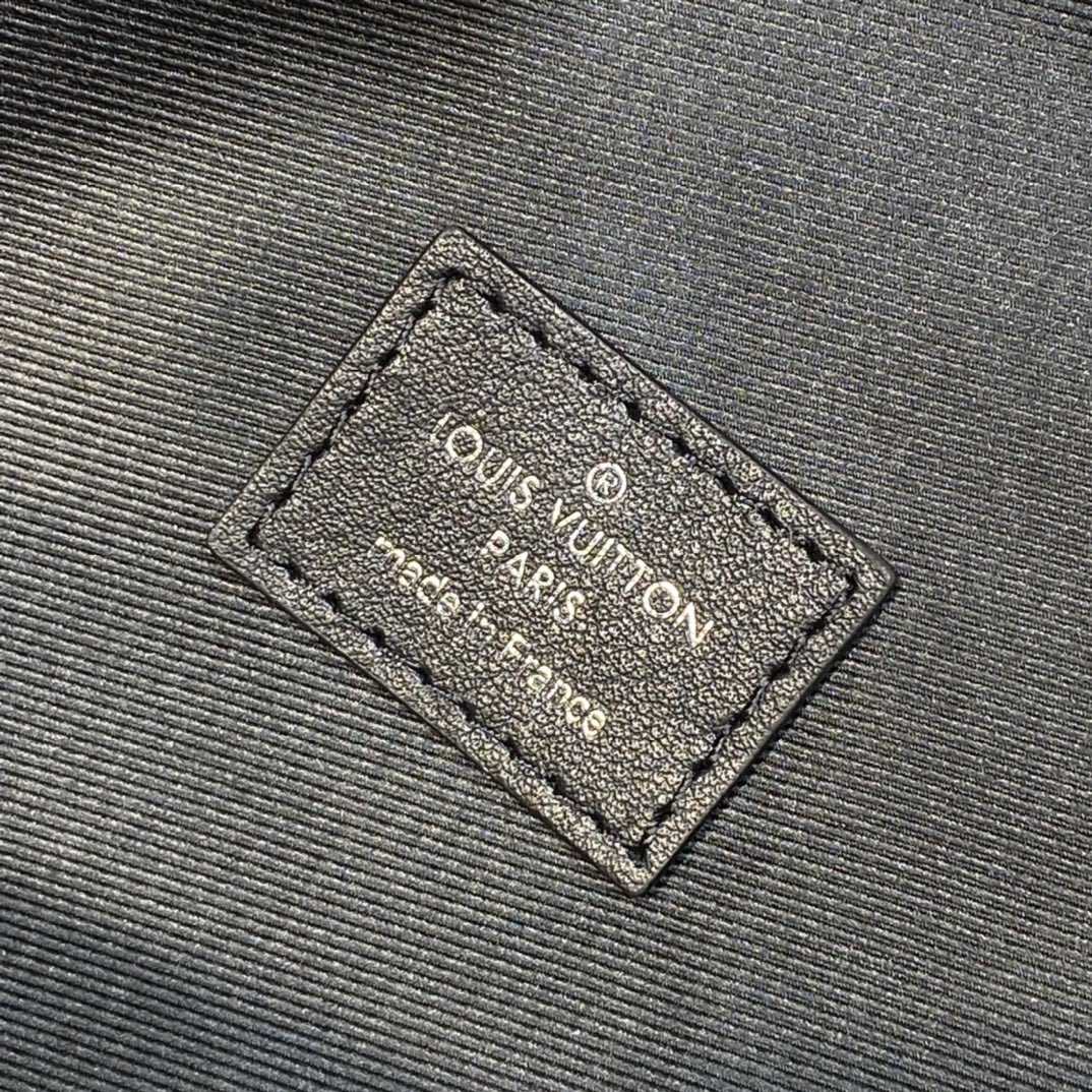 Louis Vuitton Discovery Backpack   M45218 - FashionPlug