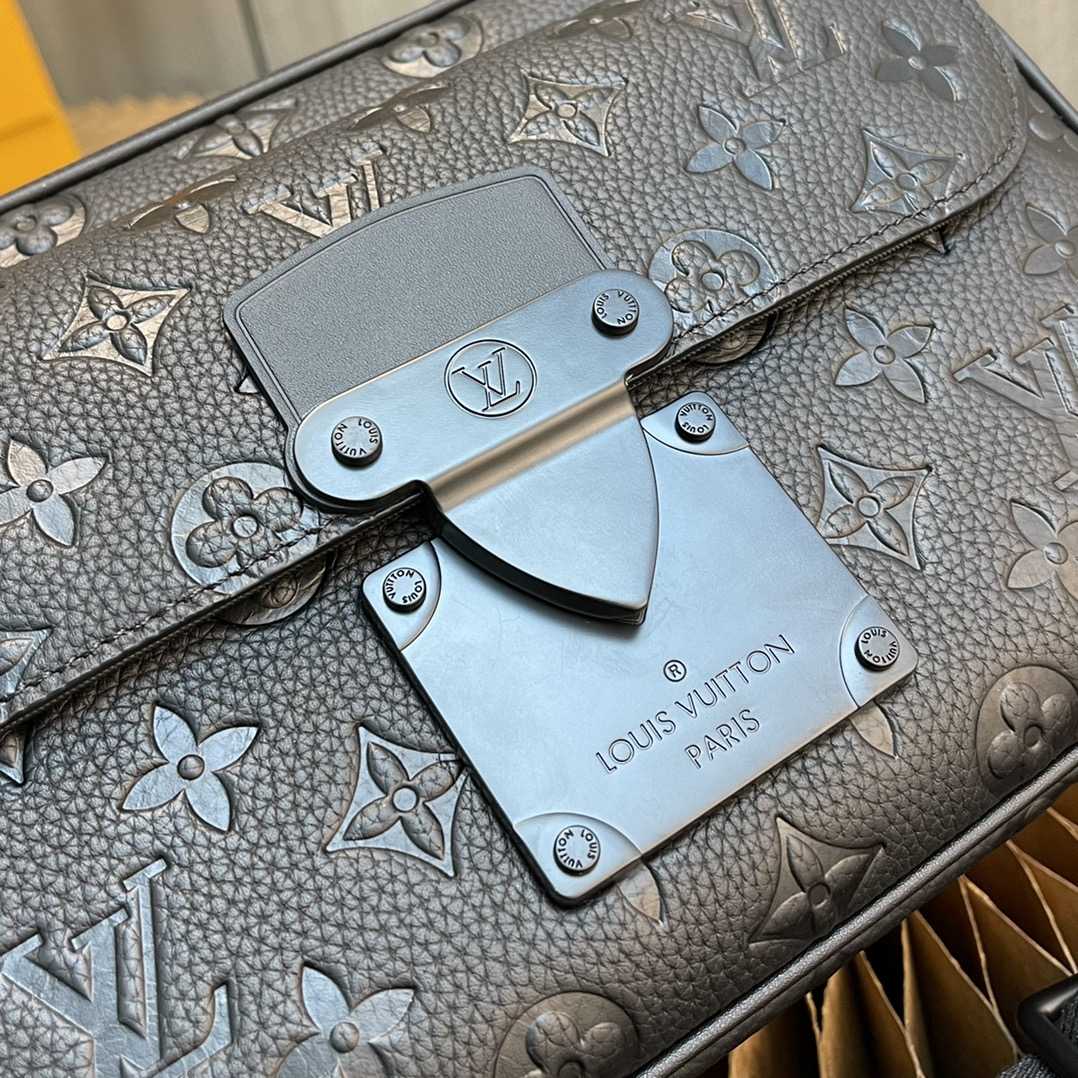 Louis VuittonS Lock Messenger   (22 x 18 x 8cm)   M58489 - FashionPlug