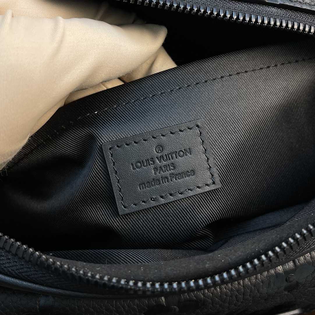 Louis VuittonS Lock Messenger   (22 x 18 x 8cm)   M58489 - FashionPlug