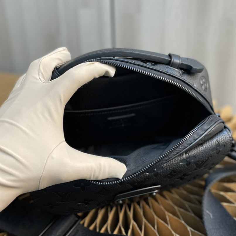 Louis VuittonS Lock Messenger   (22 x 18 x 8cm)   M58489 - FashionPlug