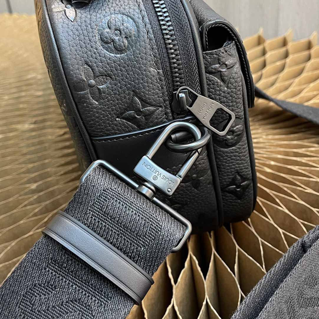 Louis VuittonS Lock Messenger   (22 x 18 x 8cm)   M58489 - FashionPlug