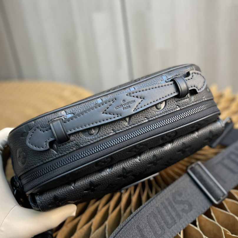 Louis VuittonS Lock Messenger   (22 x 18 x 8cm)   M58489 - FashionPlug