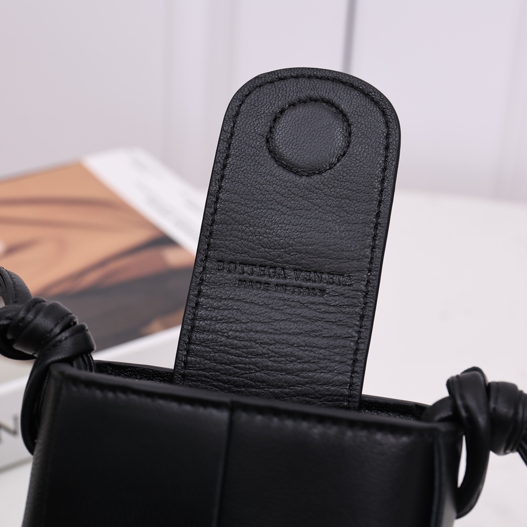 Bottega Veneta Phone Pouch - FashionPlug
