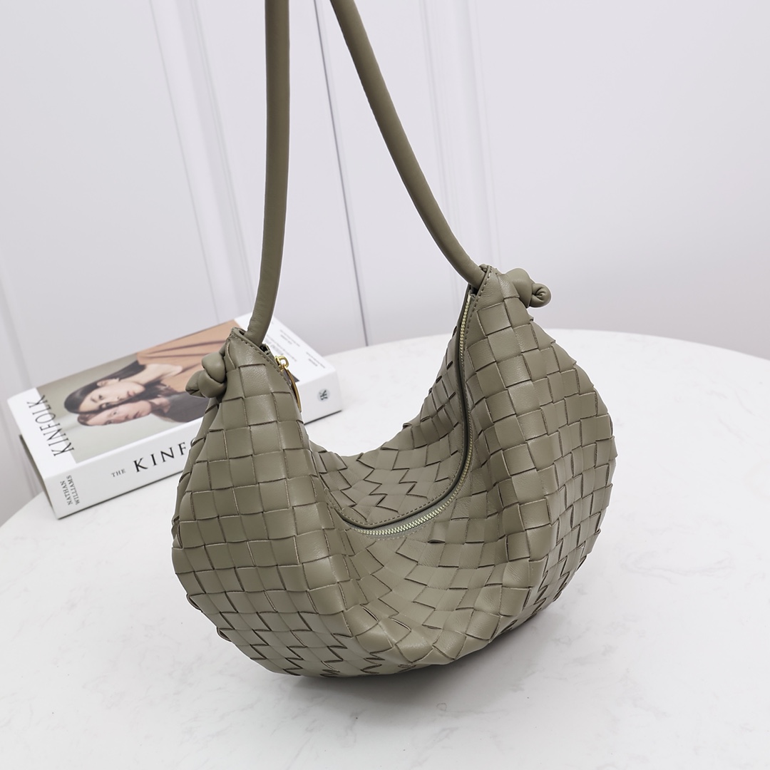 Bottega Veneta Medium Turn Pouch - FashionPlug