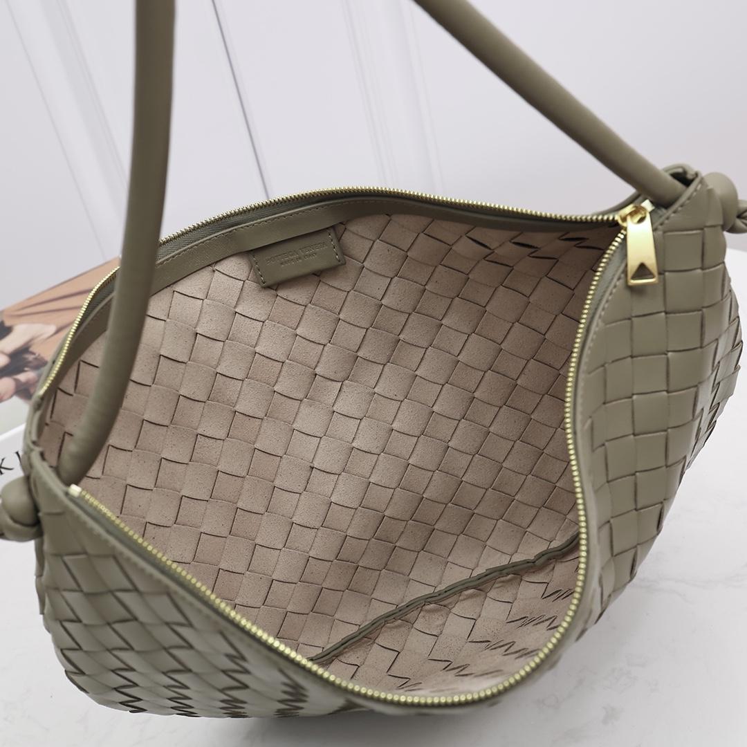 Bottega Veneta Medium Turn Pouch - FashionPlug
