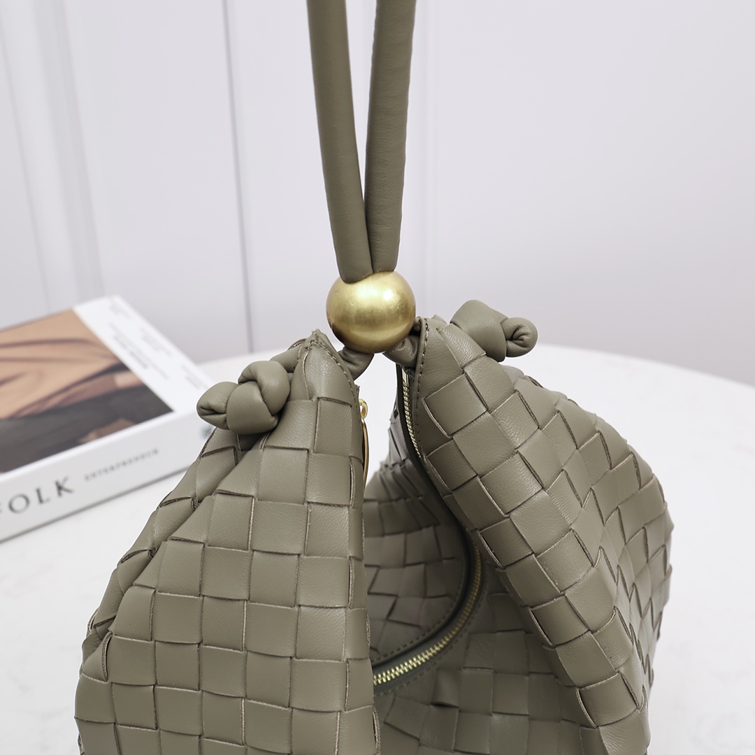 Bottega Veneta Medium Turn Pouch - FashionPlug