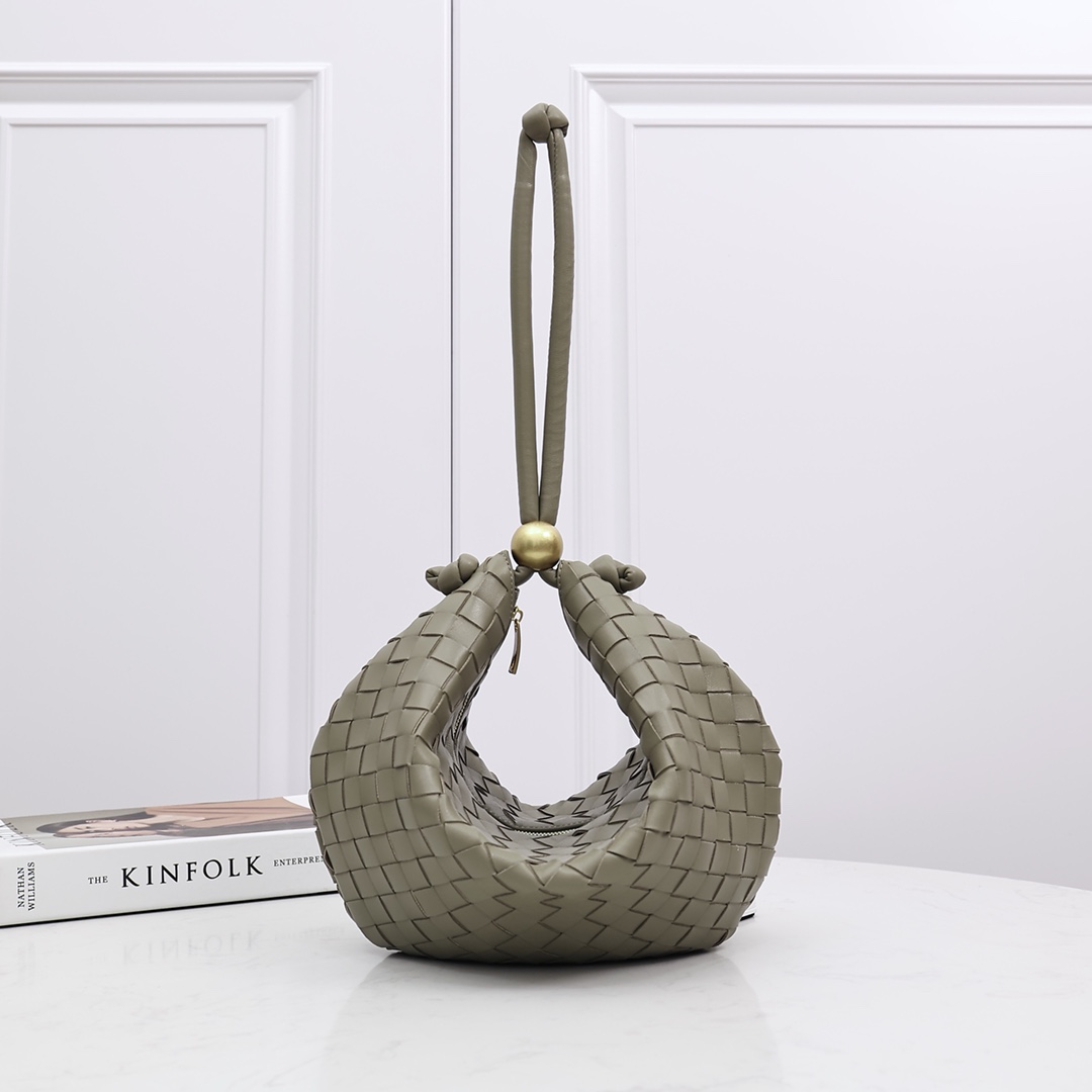 Bottega Veneta Medium Turn Pouch - FashionPlug