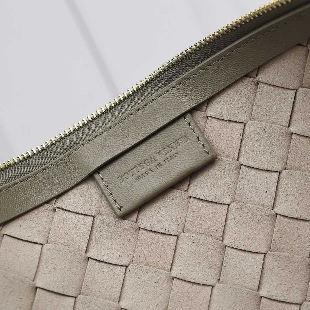 Bottega Veneta Medium Turn Pouch - FashionPlug