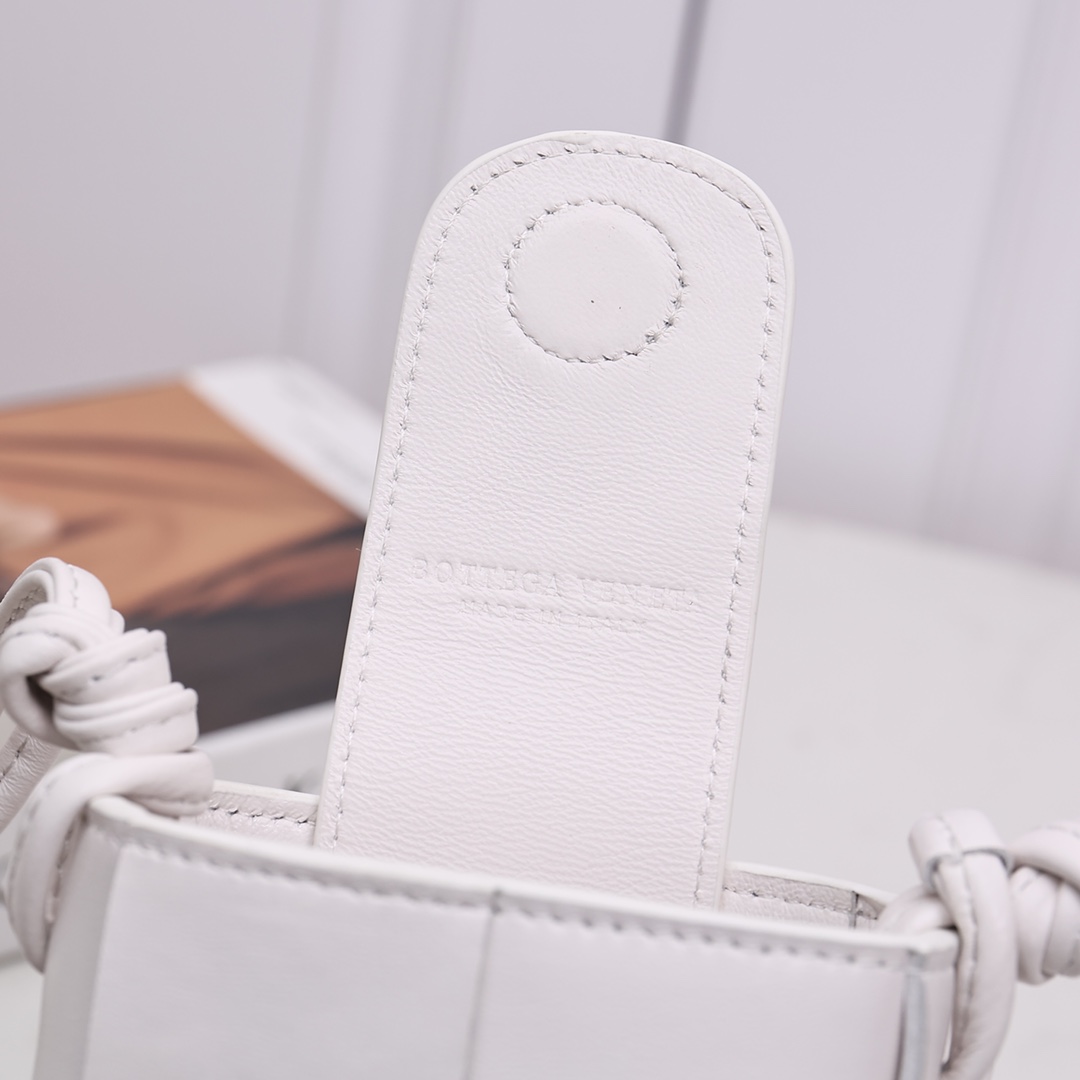 Bottega Veneta Phone Pouch - FashionPlug