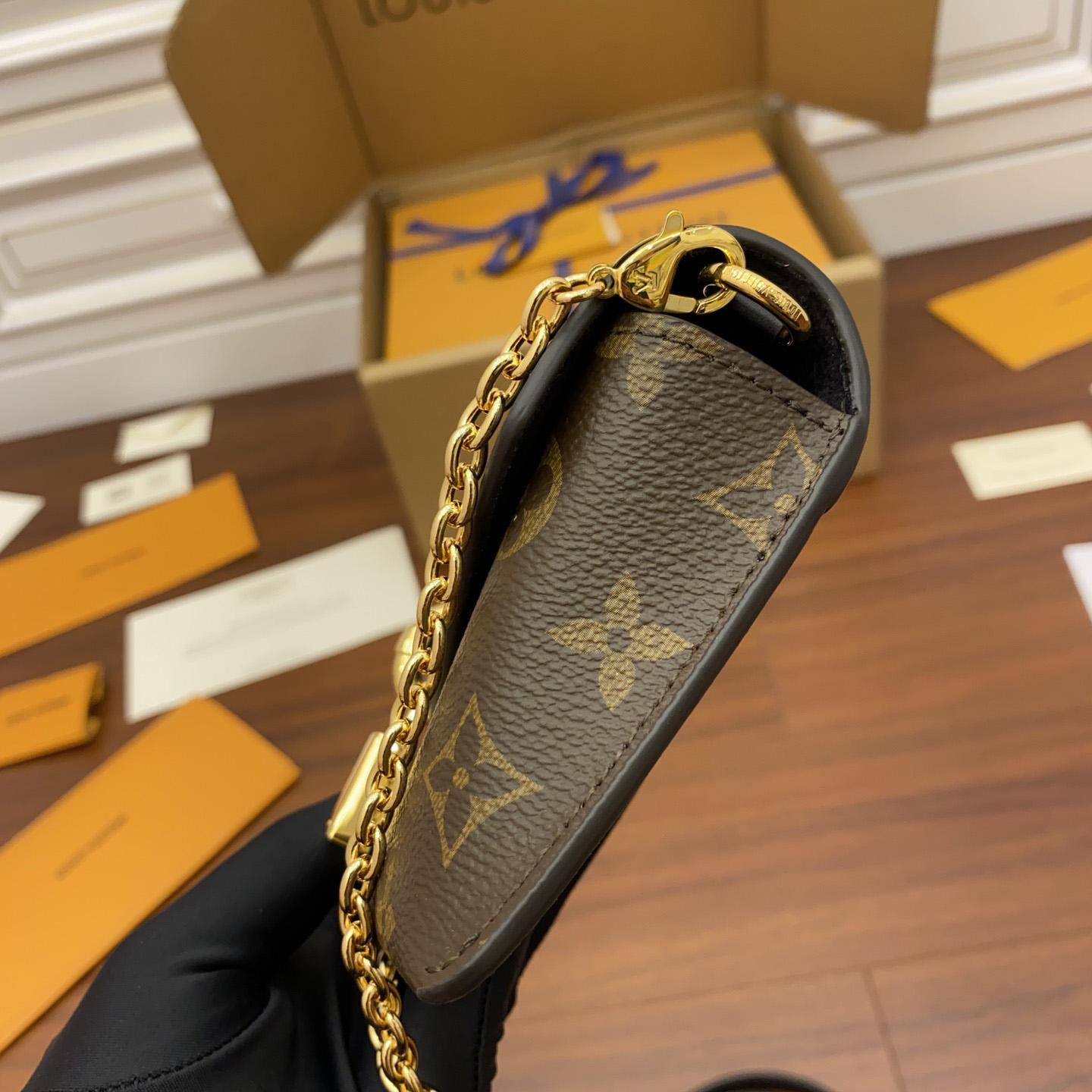 Louis Vuitton Padlock On Strap   M80559 - FashionPlug