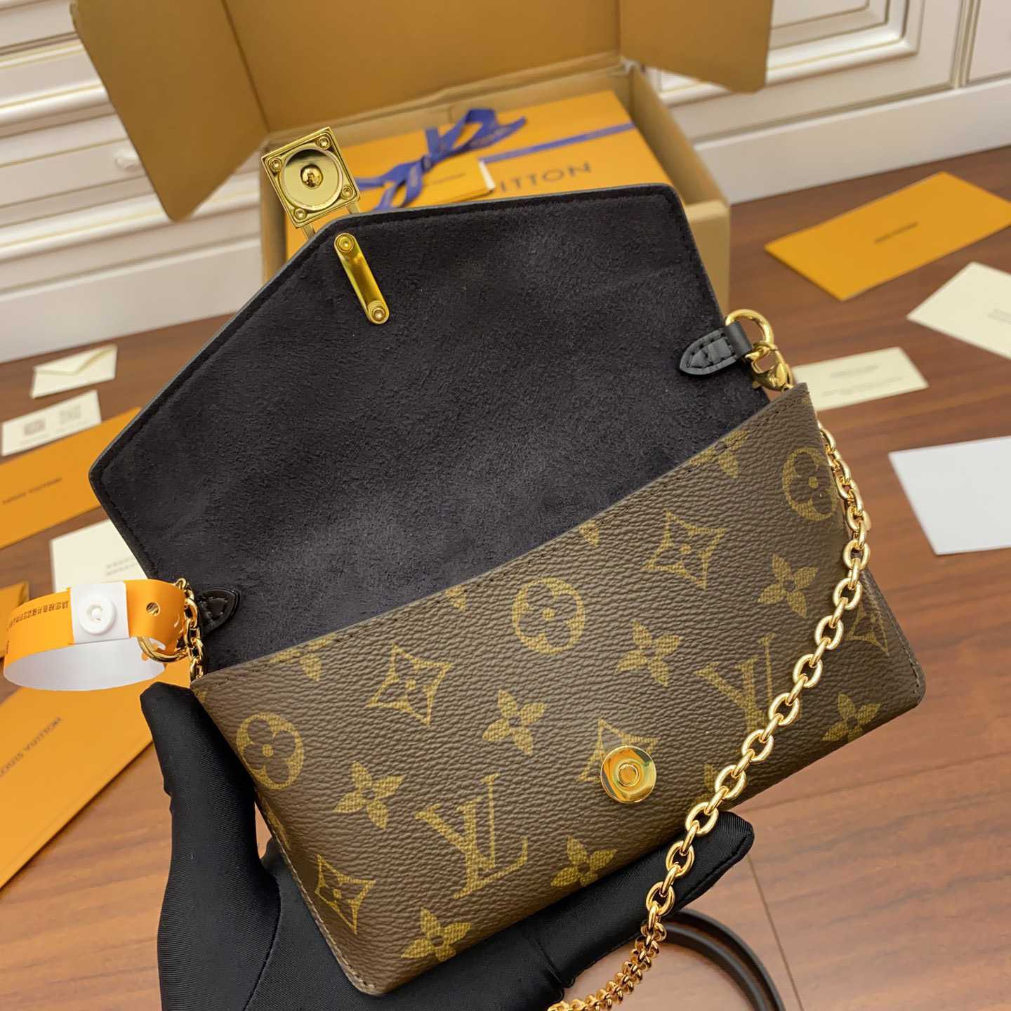 Louis Vuitton Padlock On Strap   M80559 - FashionPlug