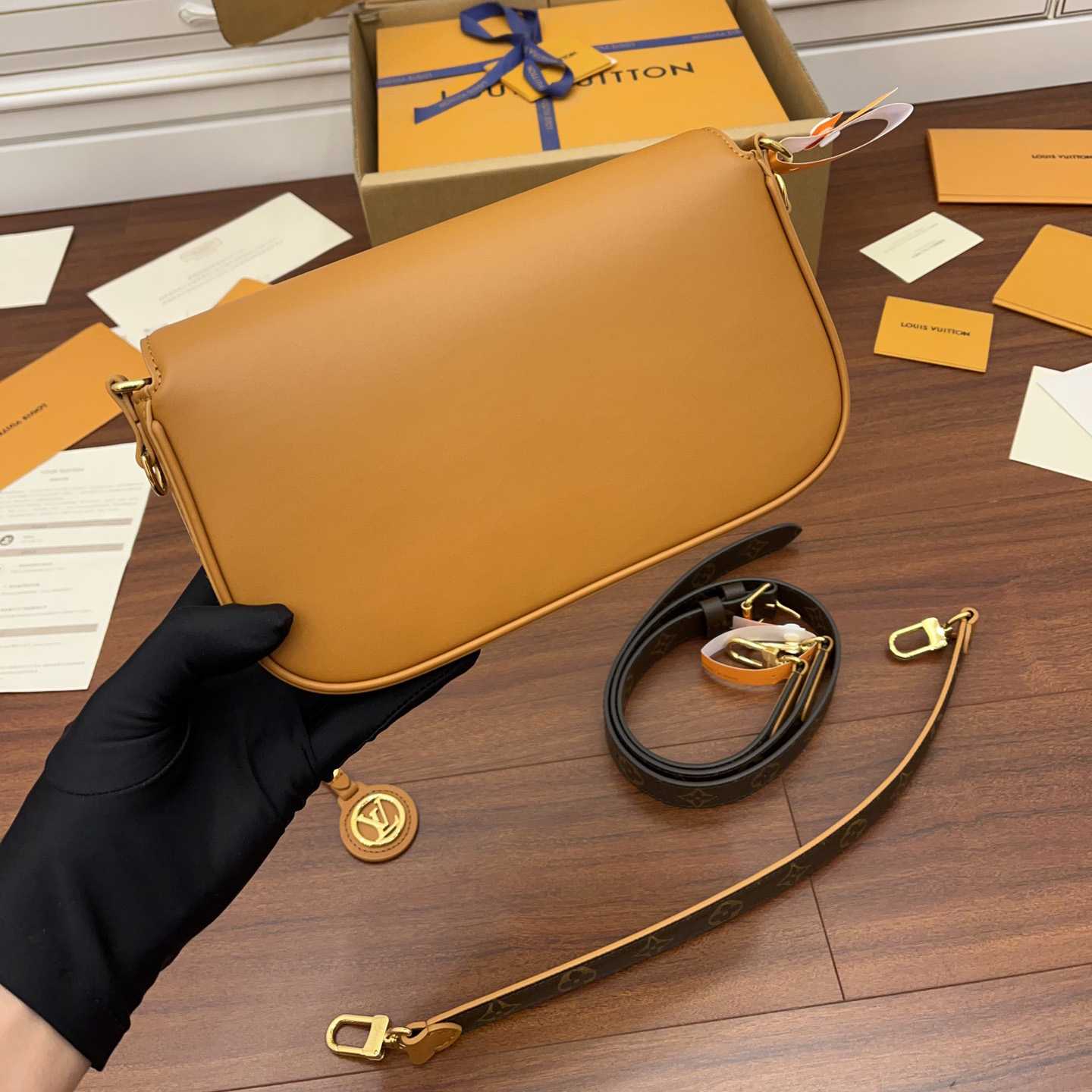 Louis Vuitton Swing   M20396 - FashionPlug