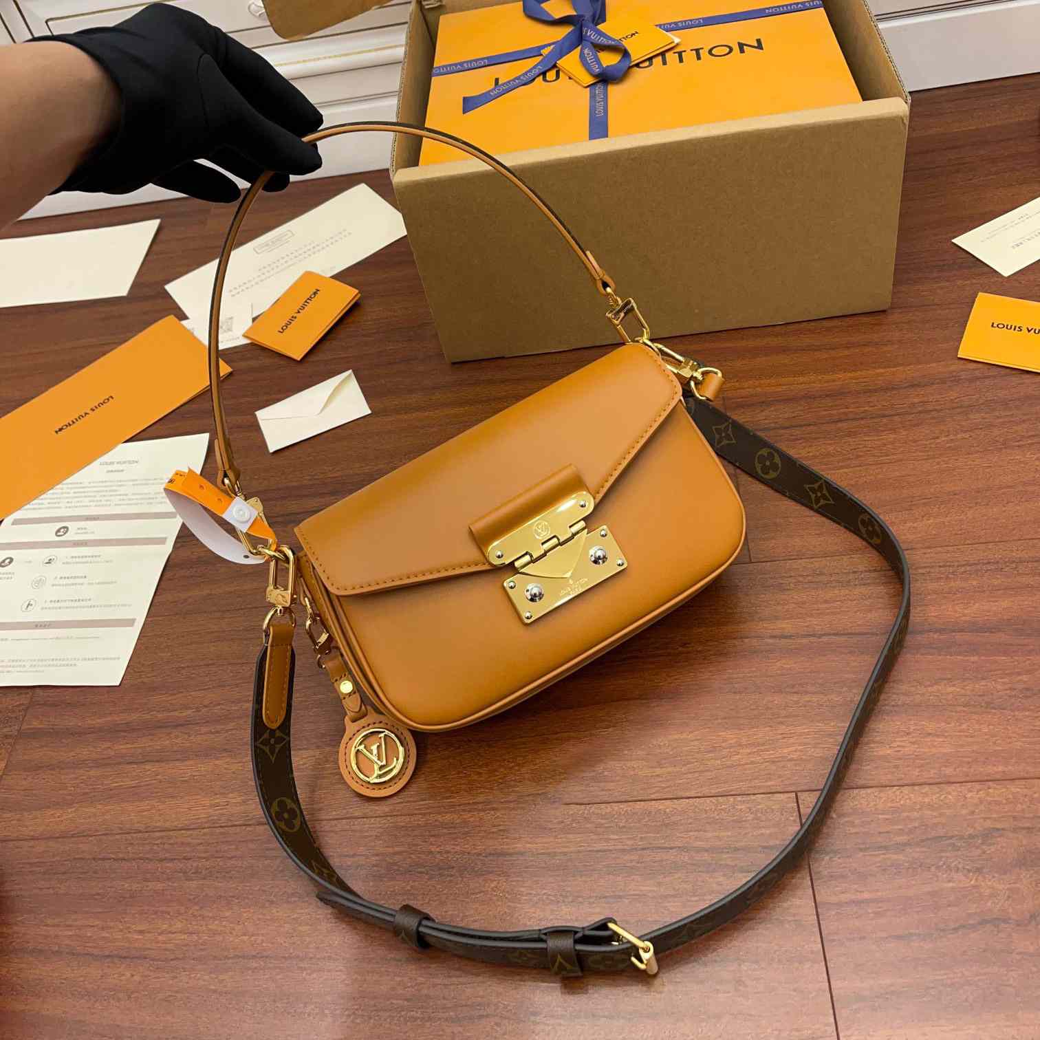 Louis Vuitton Swing   M20396 - FashionPlug