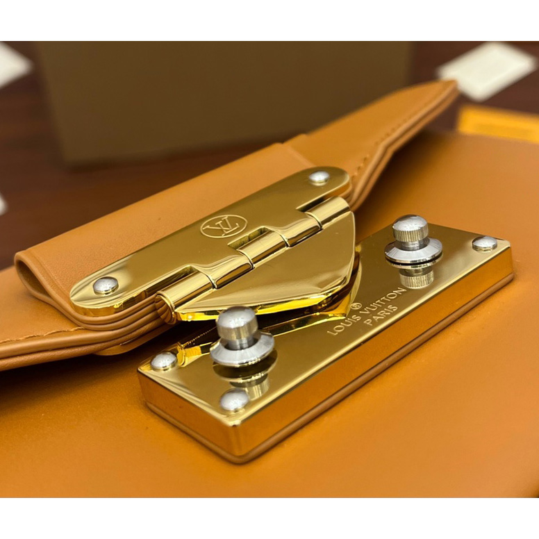 Louis Vuitton Swing   M20396 - FashionPlug