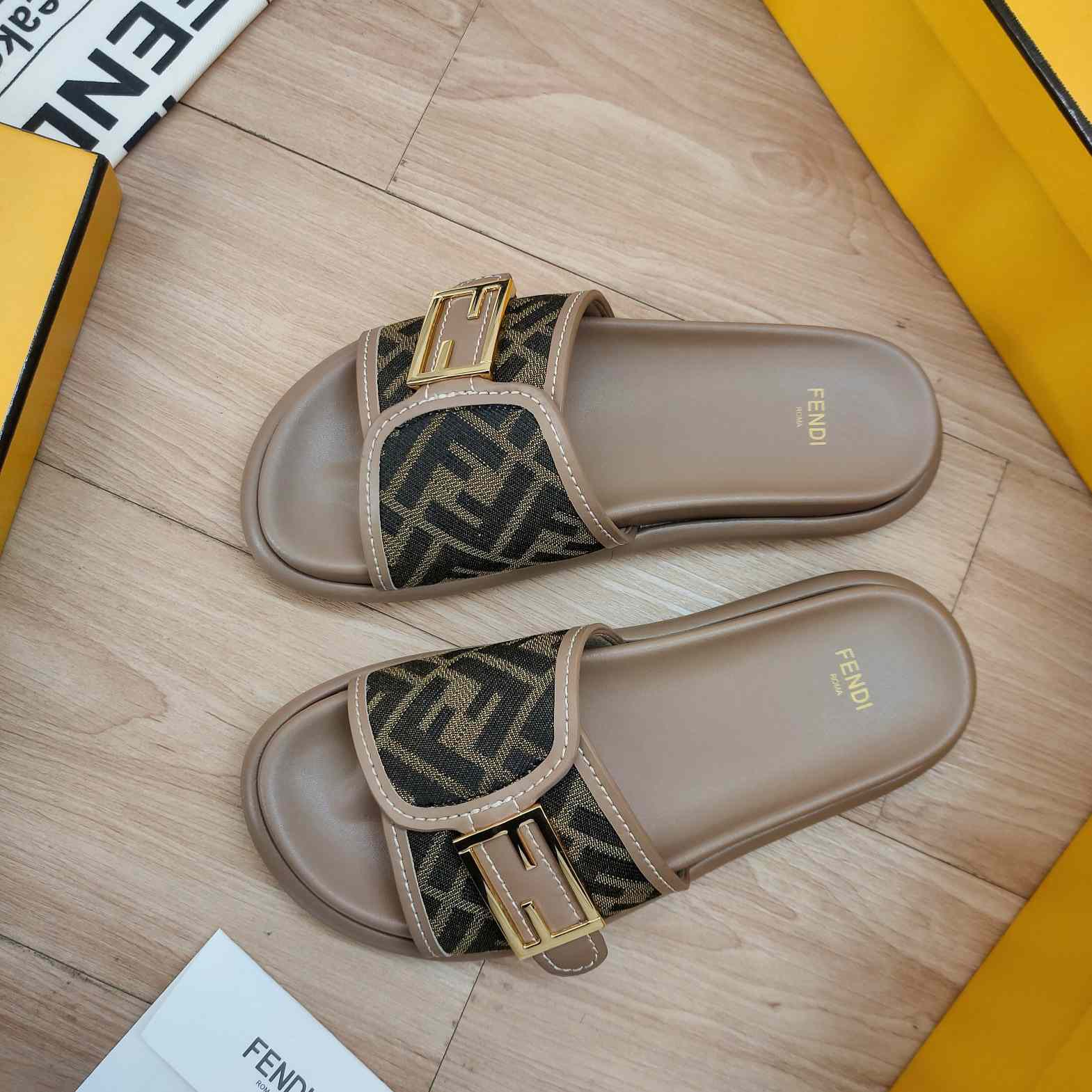 Fendi Feel Fabric Slides - FashionPlug