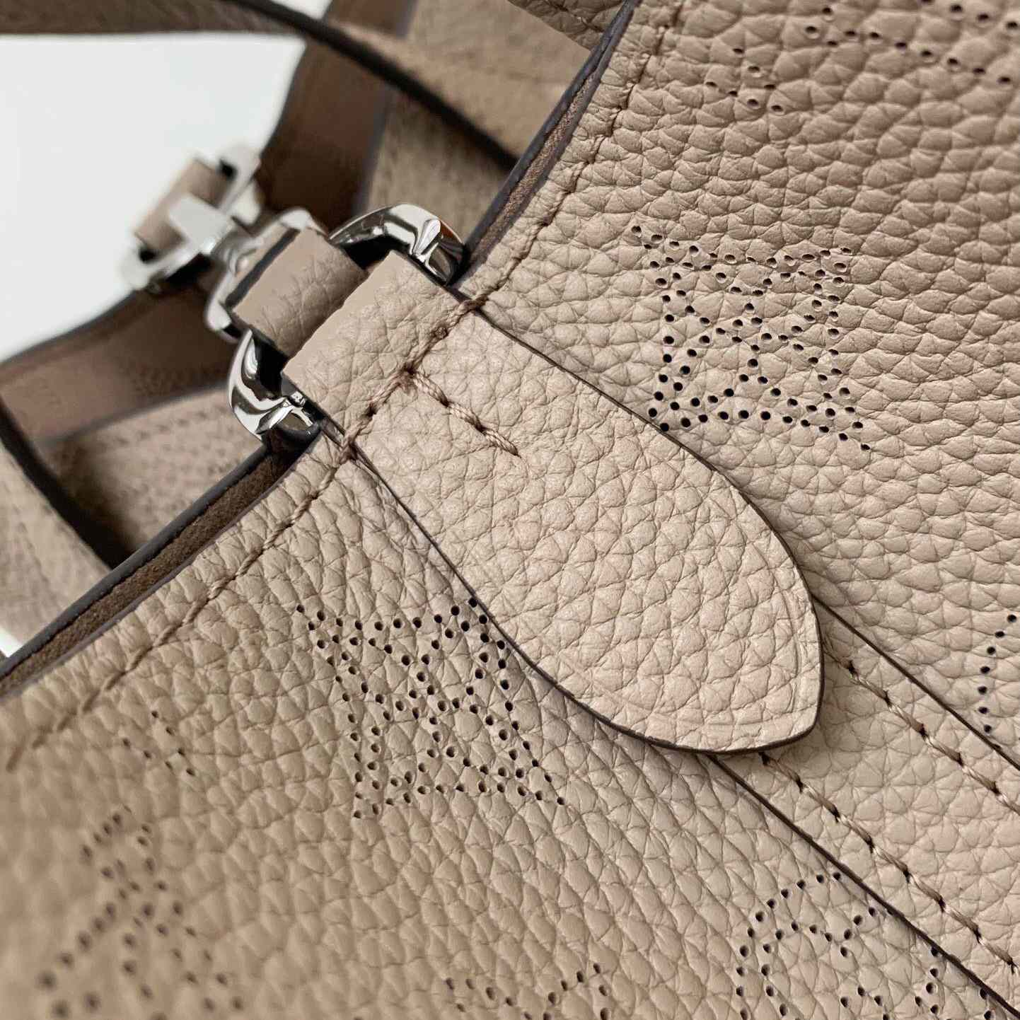 Louis Vuitton Blossom PM   M21849 - FashionPlug