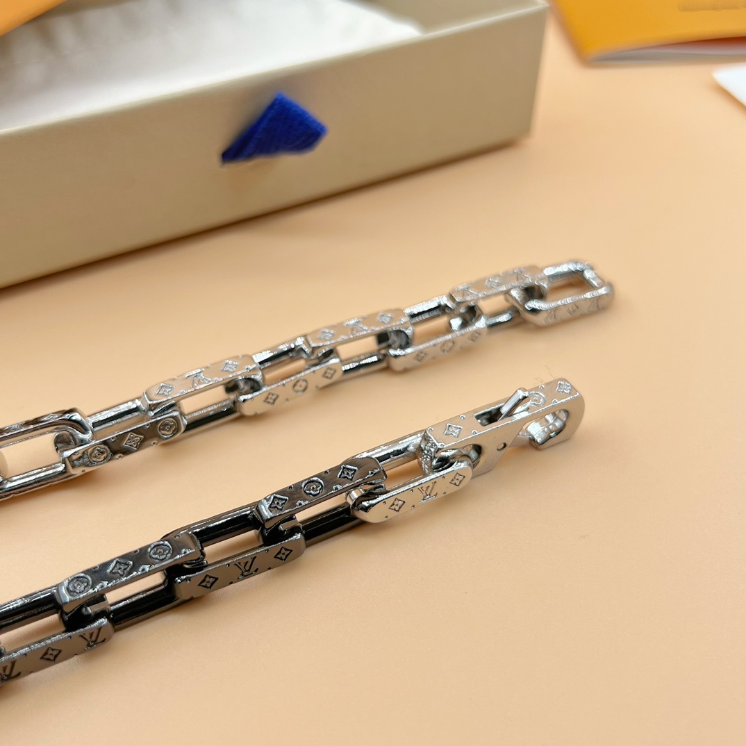 Louis Vuitton Monogram Chain Necklace    M01190 - FashionPlug