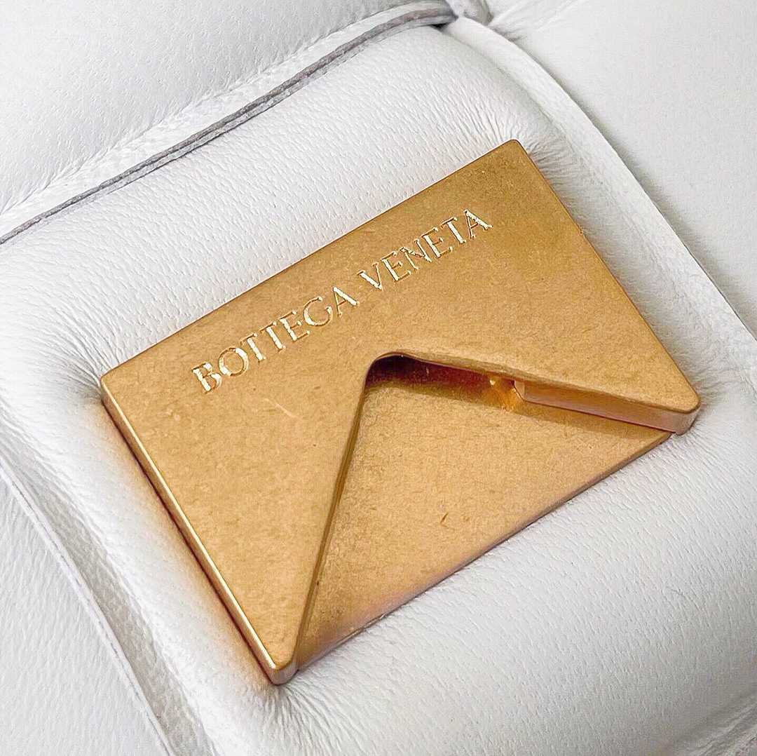 Bottega Veneta Chain Cassette - FashionPlug
