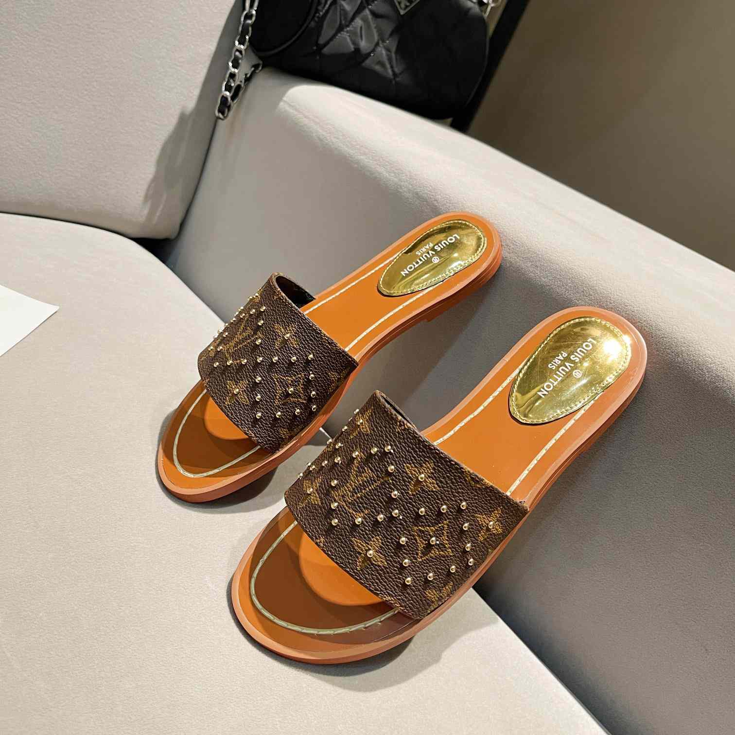 Louis Vuitton Lock It Flat Mule       1AAZYR - FashionPlug