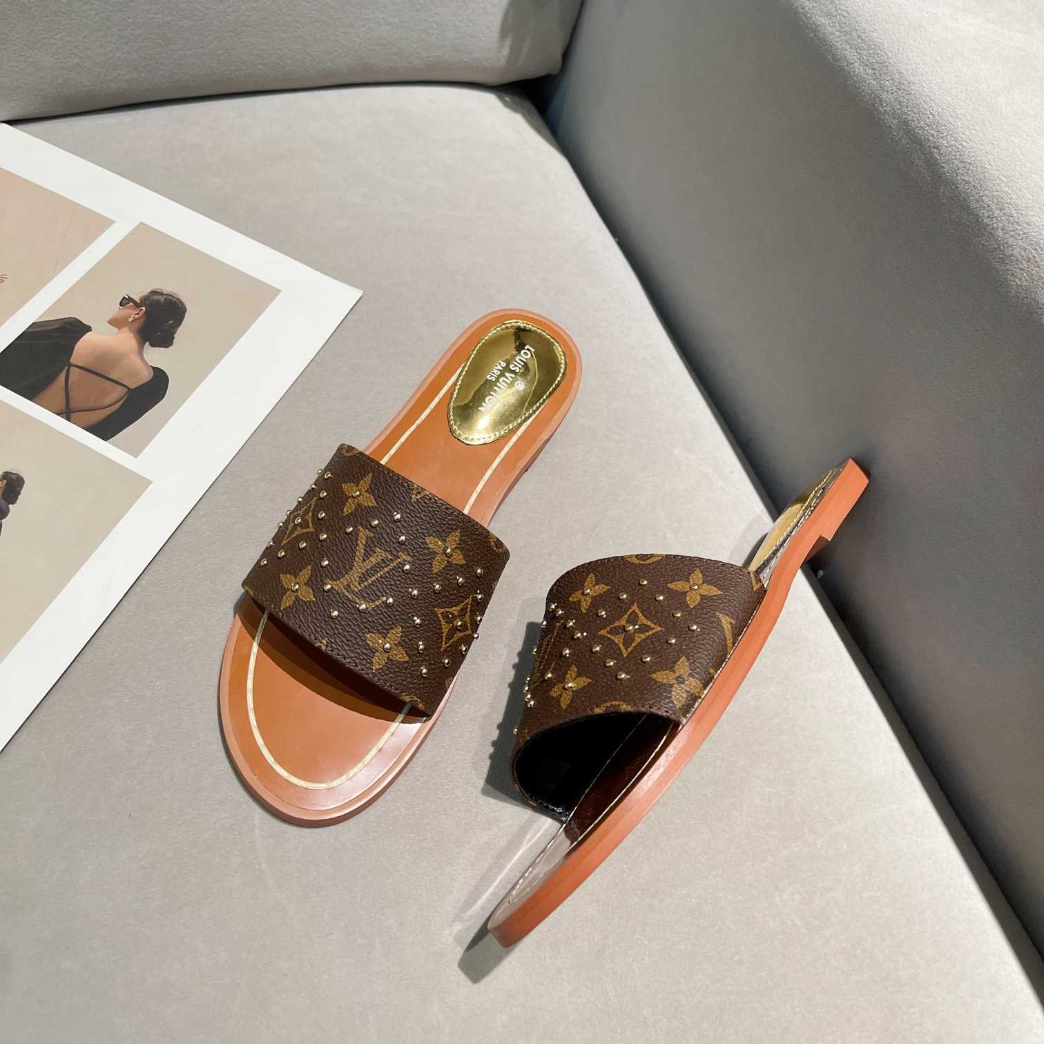 Louis Vuitton Lock It Flat Mule       1AAZYR - FashionPlug