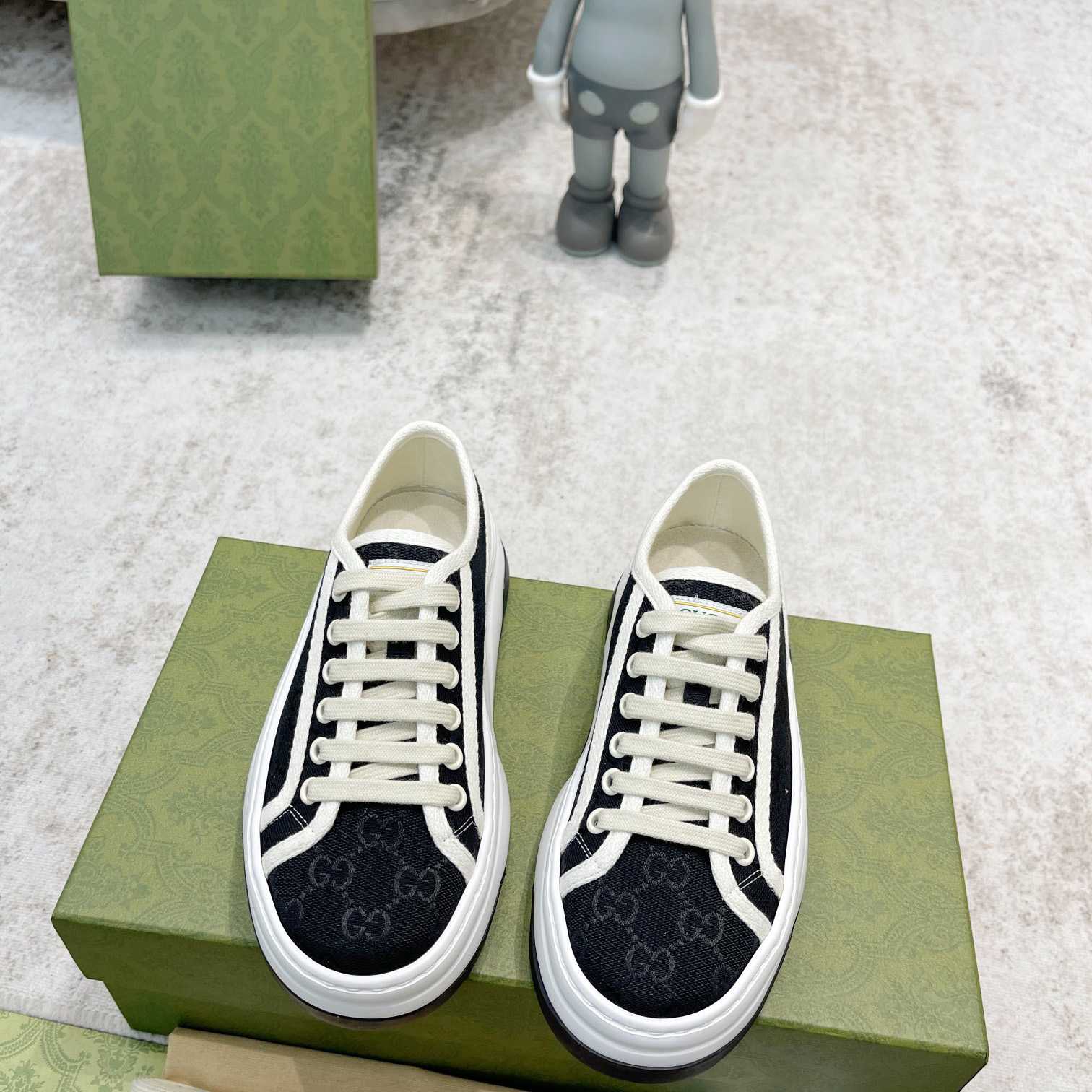 Gucci Women's GG Sneaker - FashionPlug