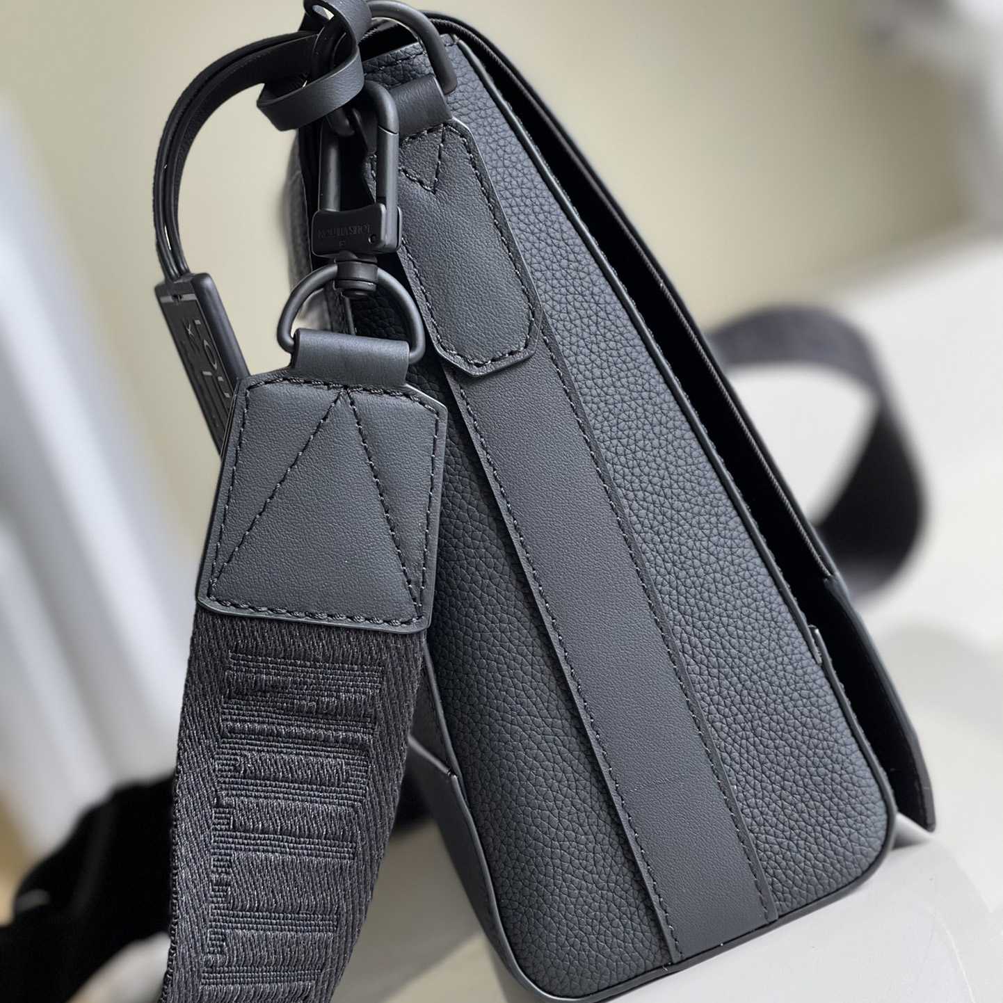 Louis Vuitton Takeoff Messenger(30.5x24x10cm)   M57080 - FashionPlug
