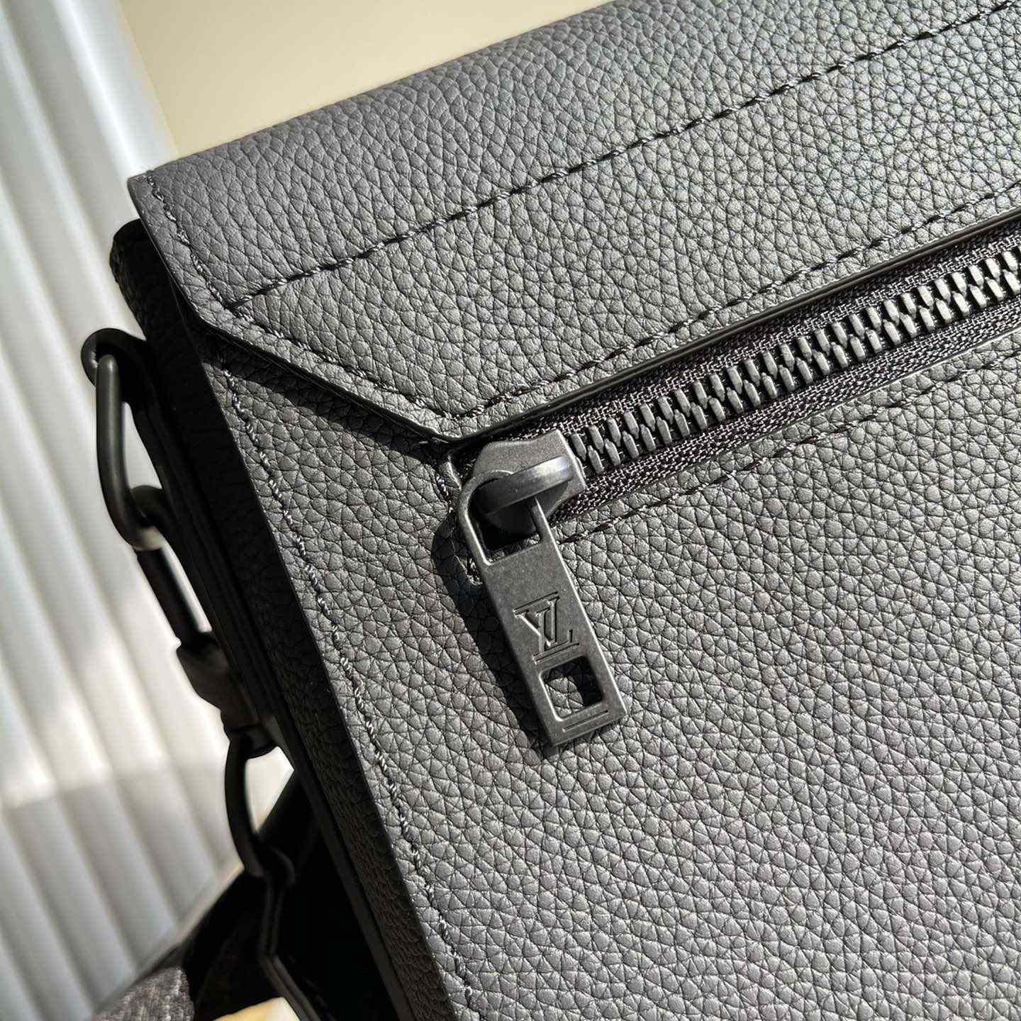Louis Vuitton Takeoff Messenger(30.5x24x10cm)   M57080 - FashionPlug