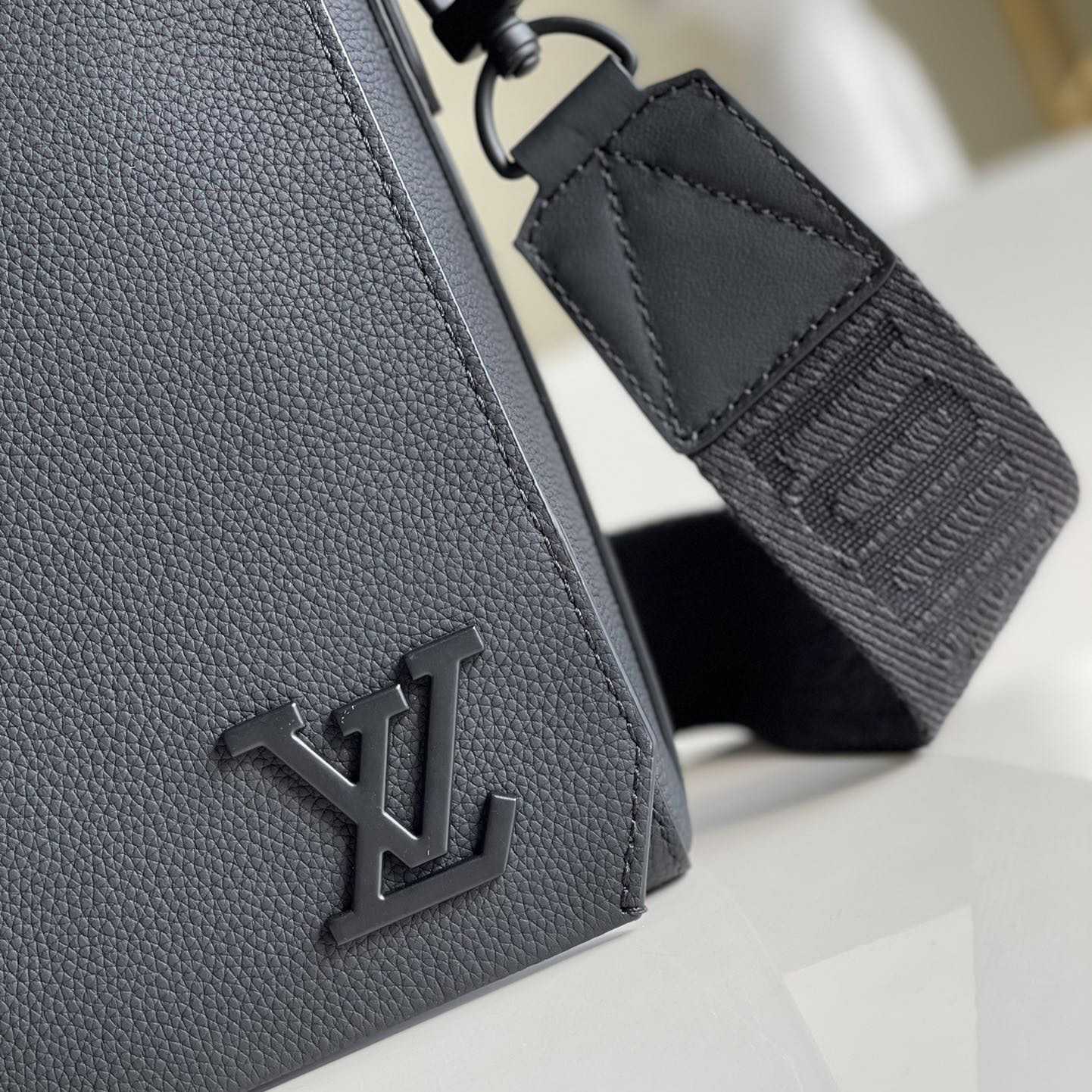 Louis Vuitton Takeoff Messenger(30.5x24x10cm)   M57080 - FashionPlug