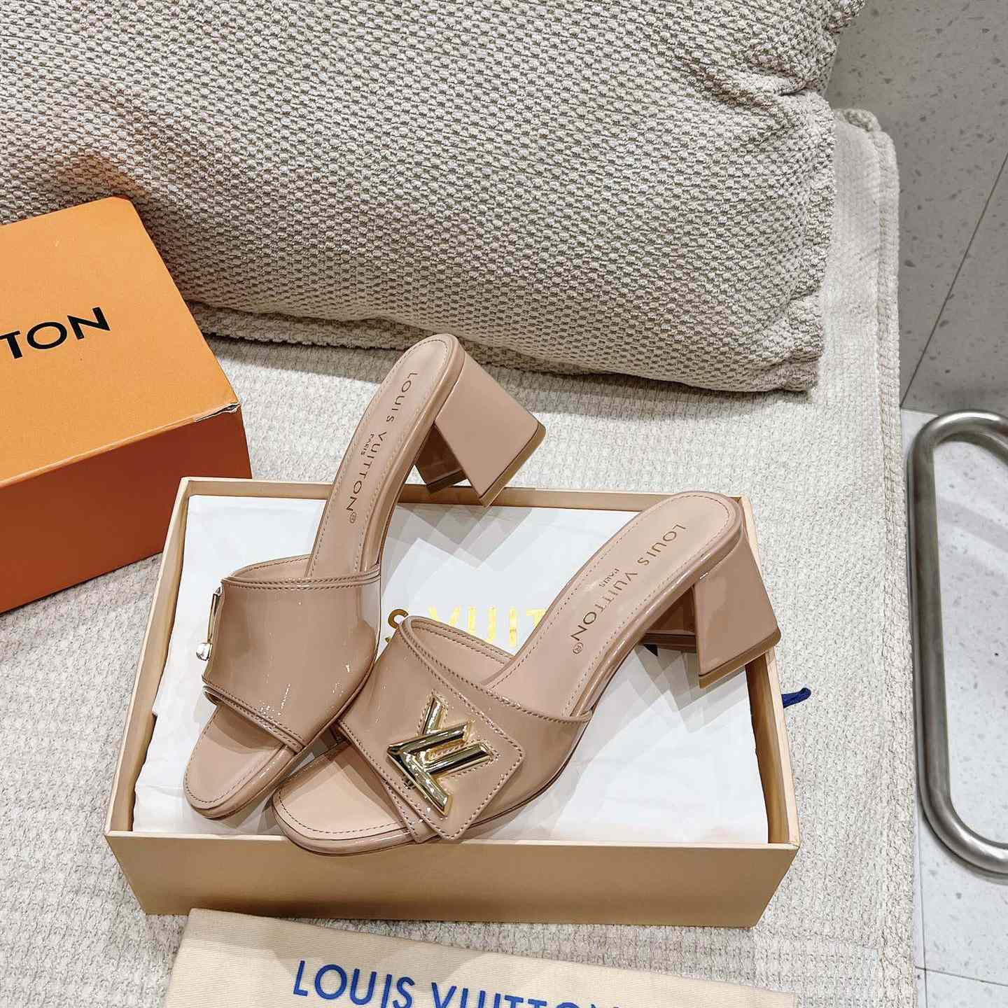 Louis Vuitton Shake Mule   1ABID2 - FashionPlug