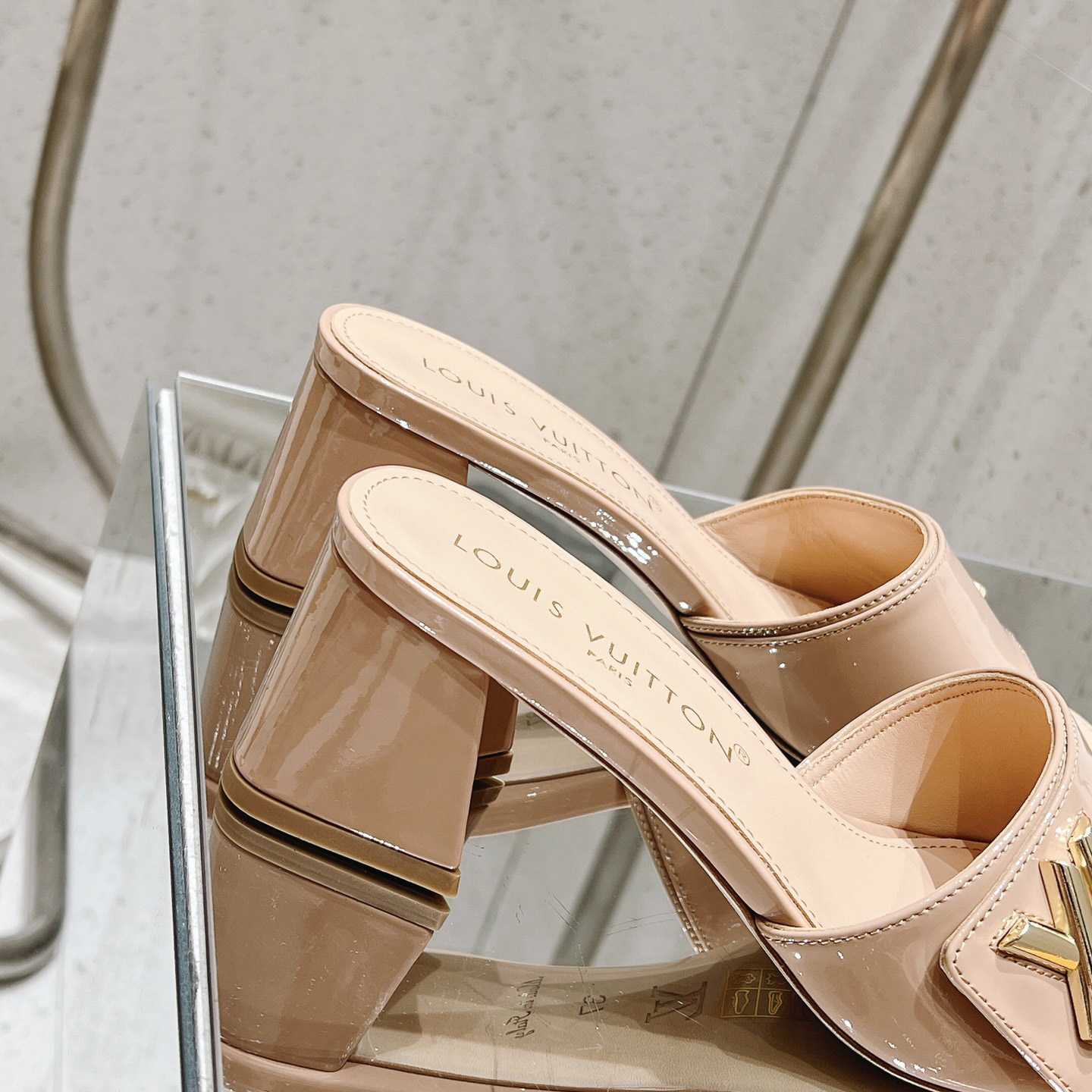 Louis Vuitton Shake Mule   1ABID2 - FashionPlug