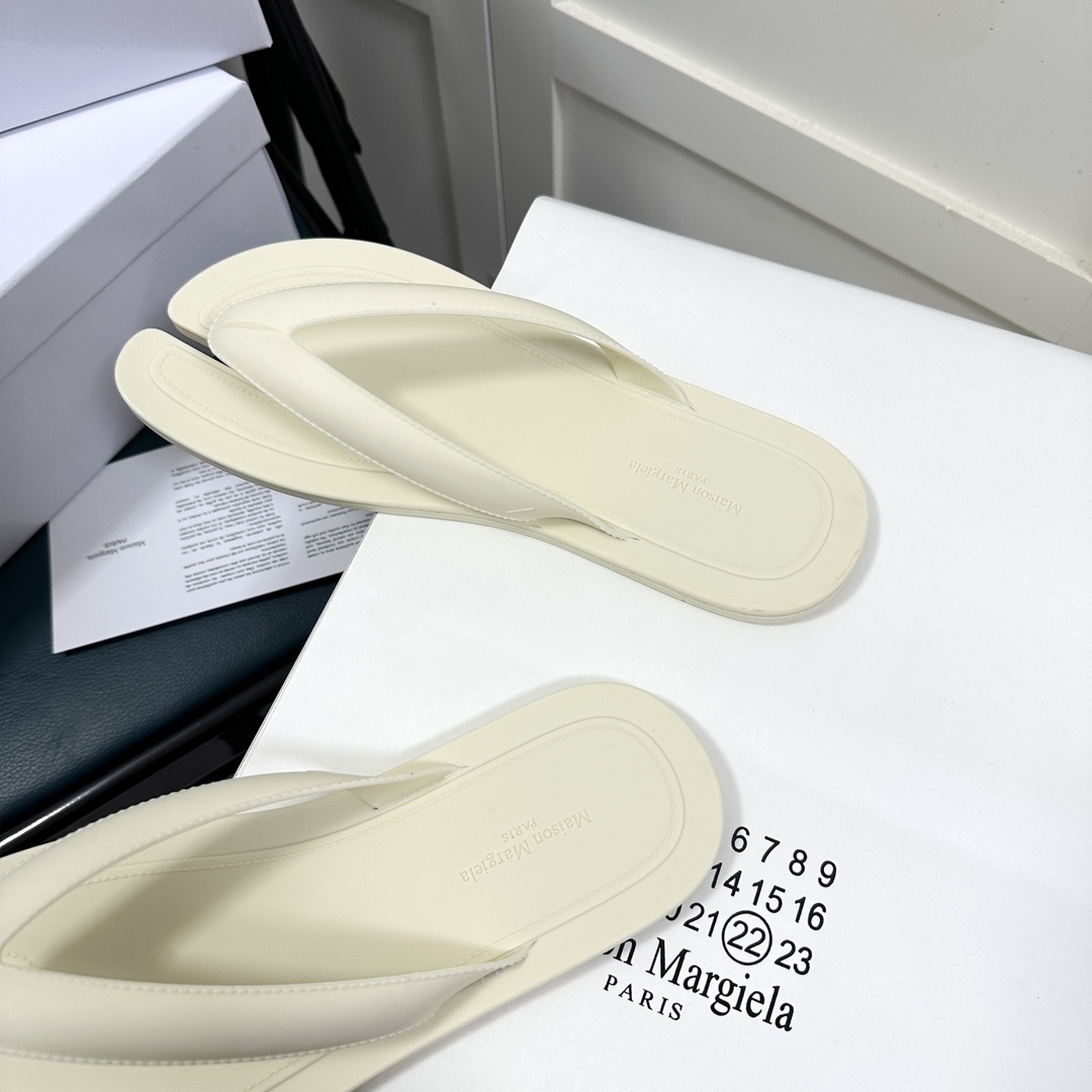 Maison Margiela Tabi Open-Toe Flip-Flops - FashionPlug