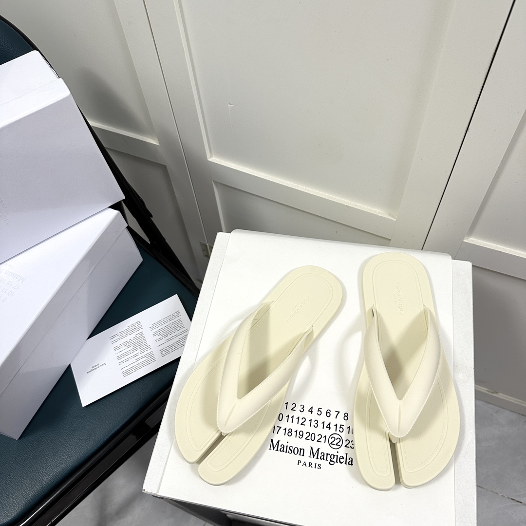 Maison Margiela Tabi Open-Toe Flip-Flops - FashionPlug