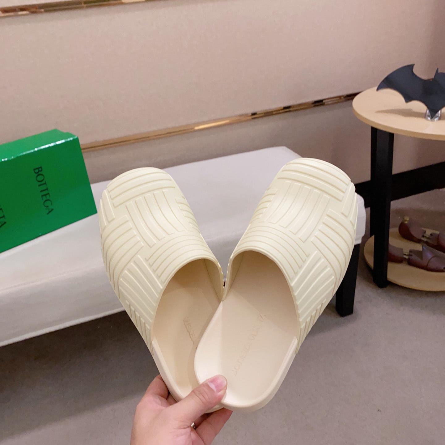 Bottega Veneta Rubber Clogs - FashionPlug