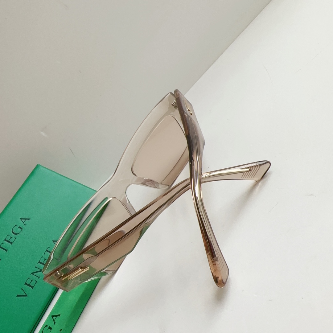 Bottega Veneta Cat-eye frame Sunglasses - FashionPlug