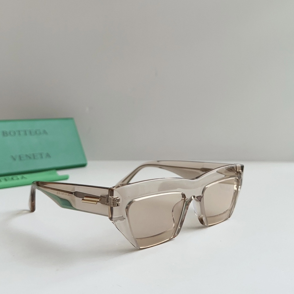Bottega Veneta Cat-eye frame Sunglasses - FashionPlug