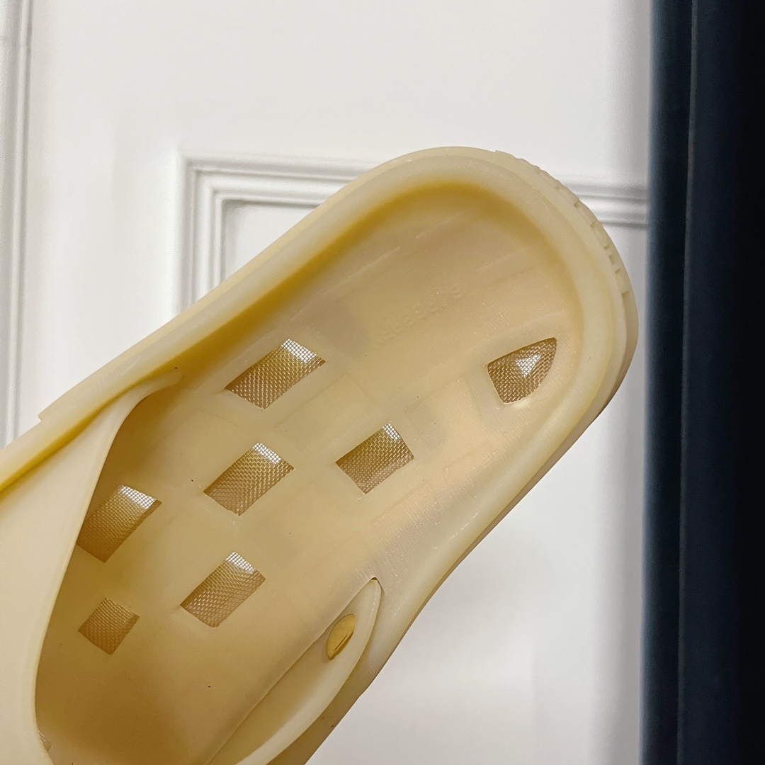 Burberry Bucklow logo slides - FashionPlug