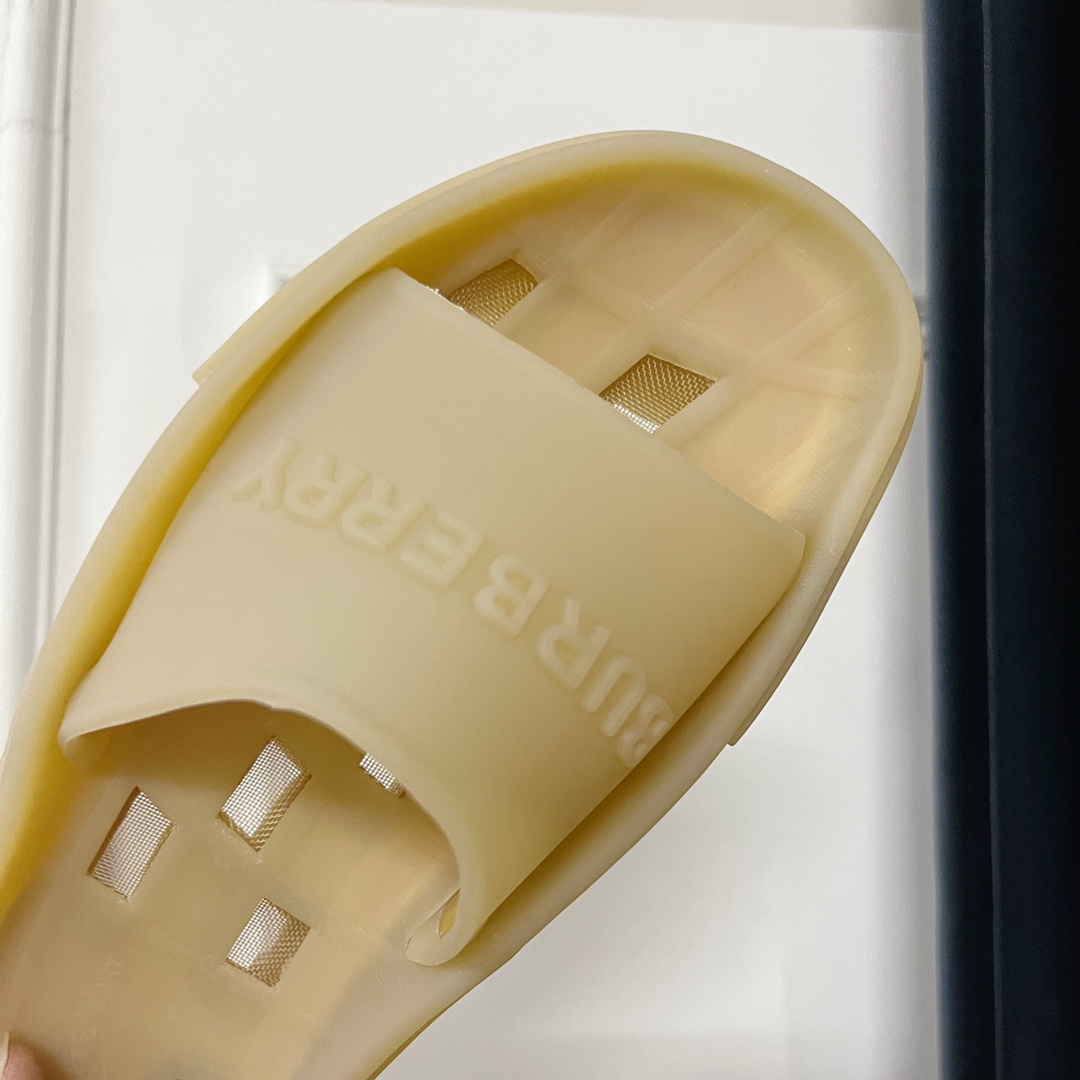 Burberry Bucklow logo slides - FashionPlug
