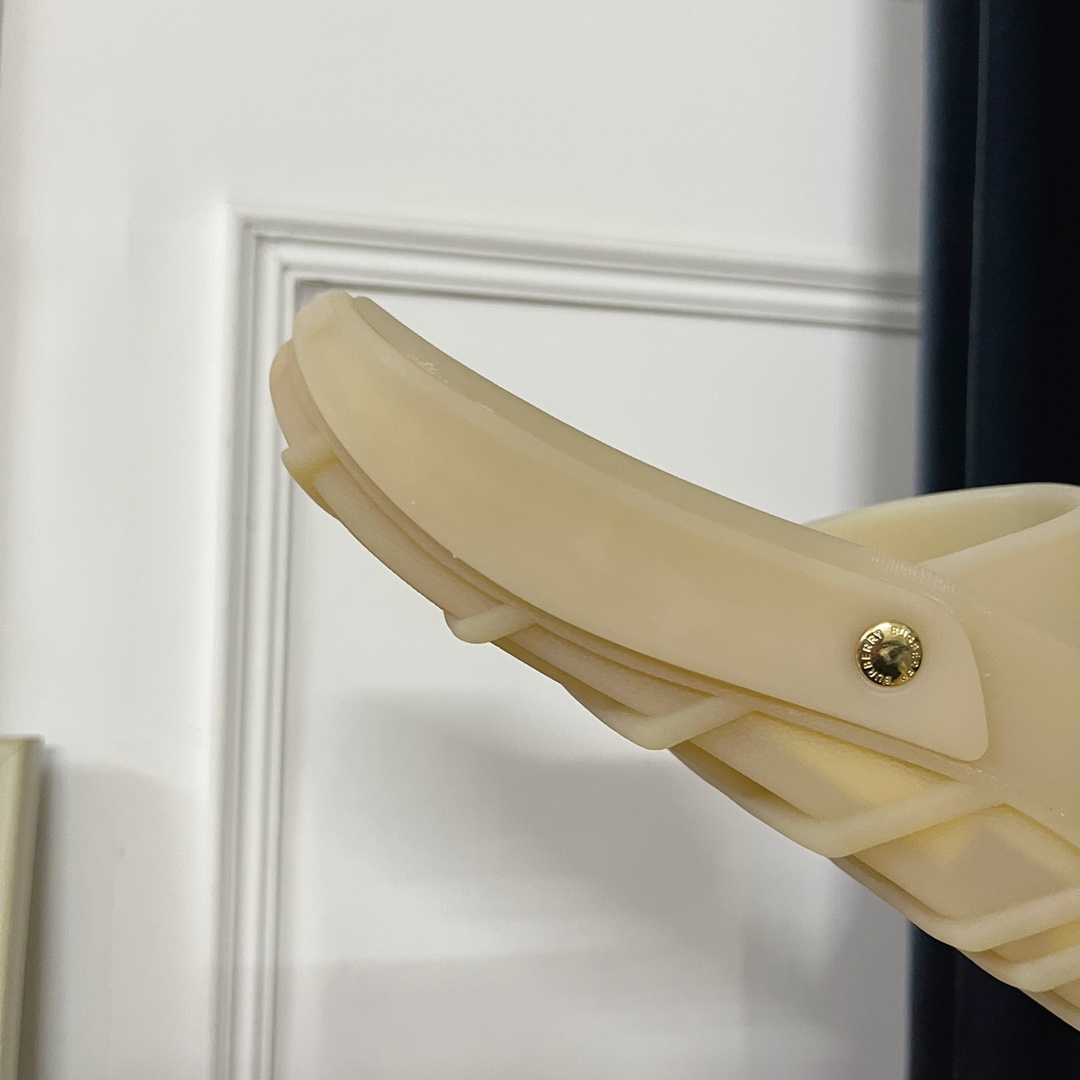 Burberry Bucklow logo slides - FashionPlug