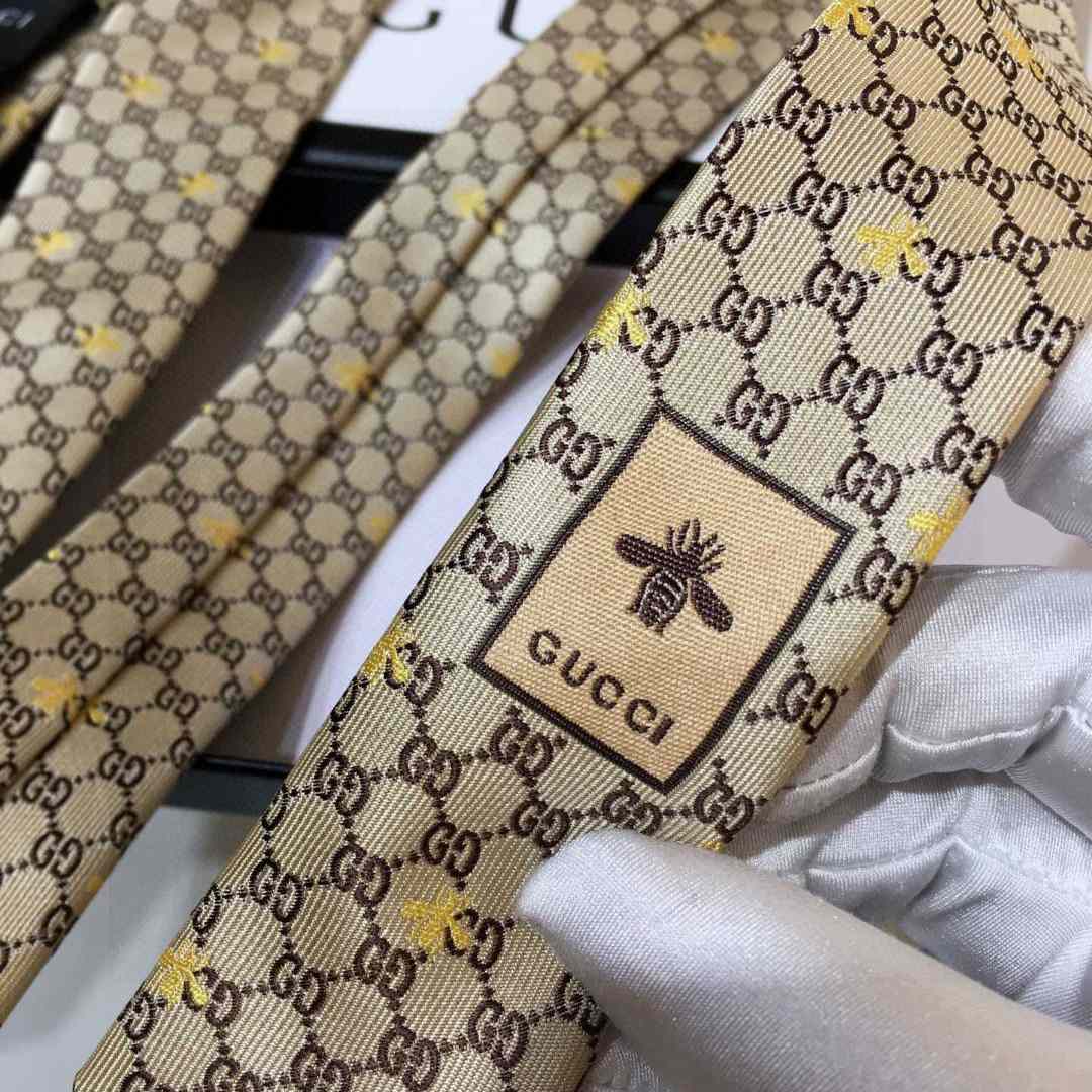 Gucci GG Bees Silk Tie - FashionPlug
