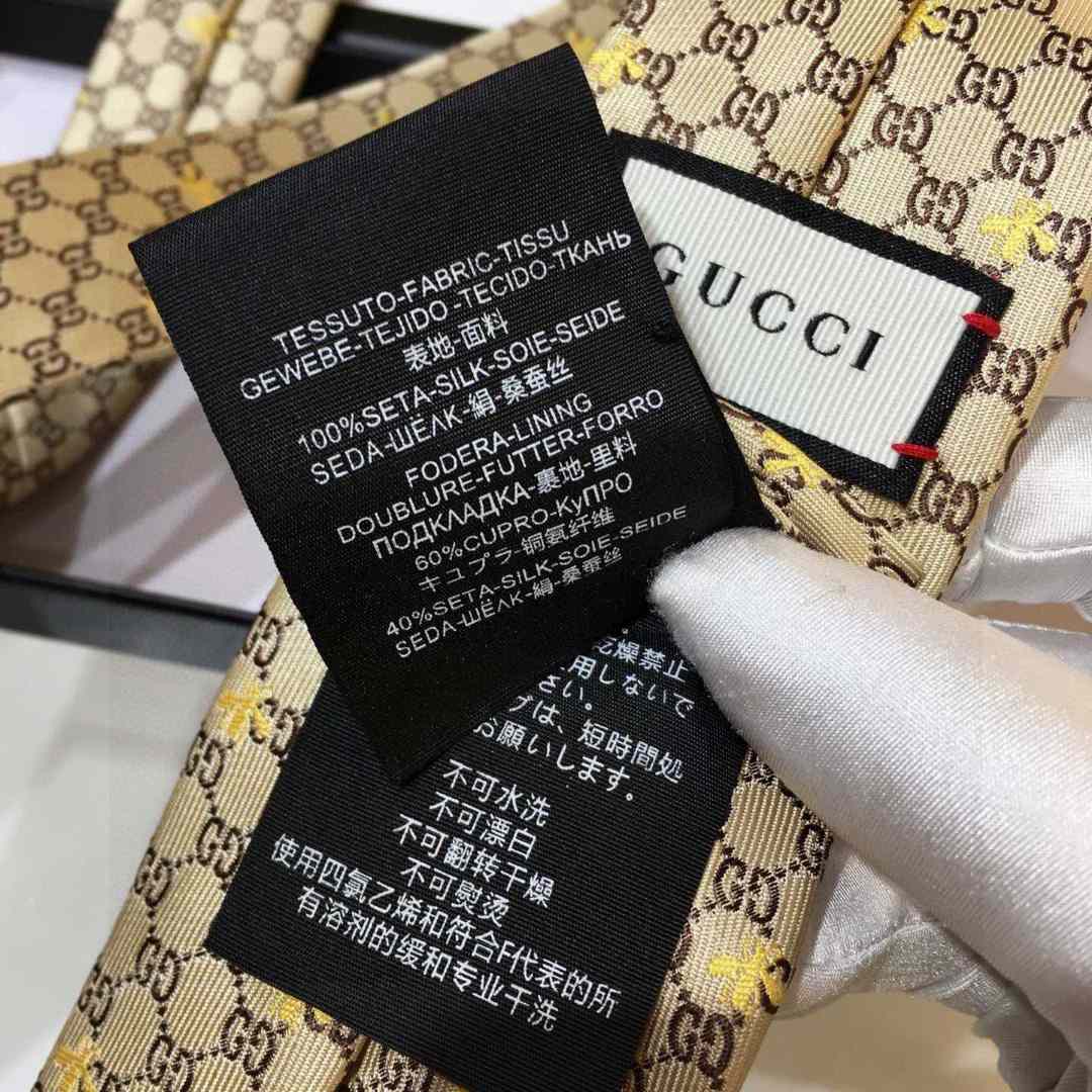 Gucci GG Bees Silk Tie - FashionPlug
