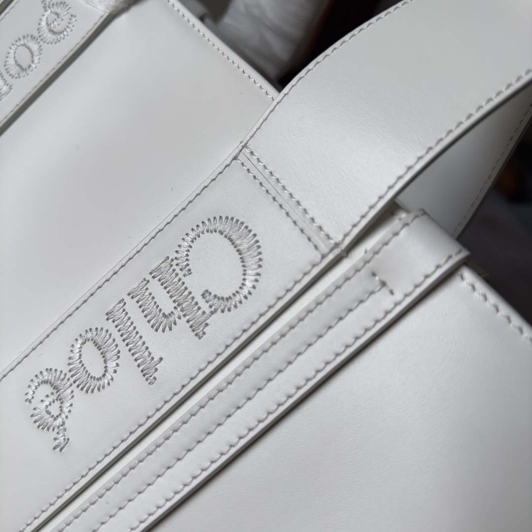Chloe Medium Woody Tote Bag - FashionPlug